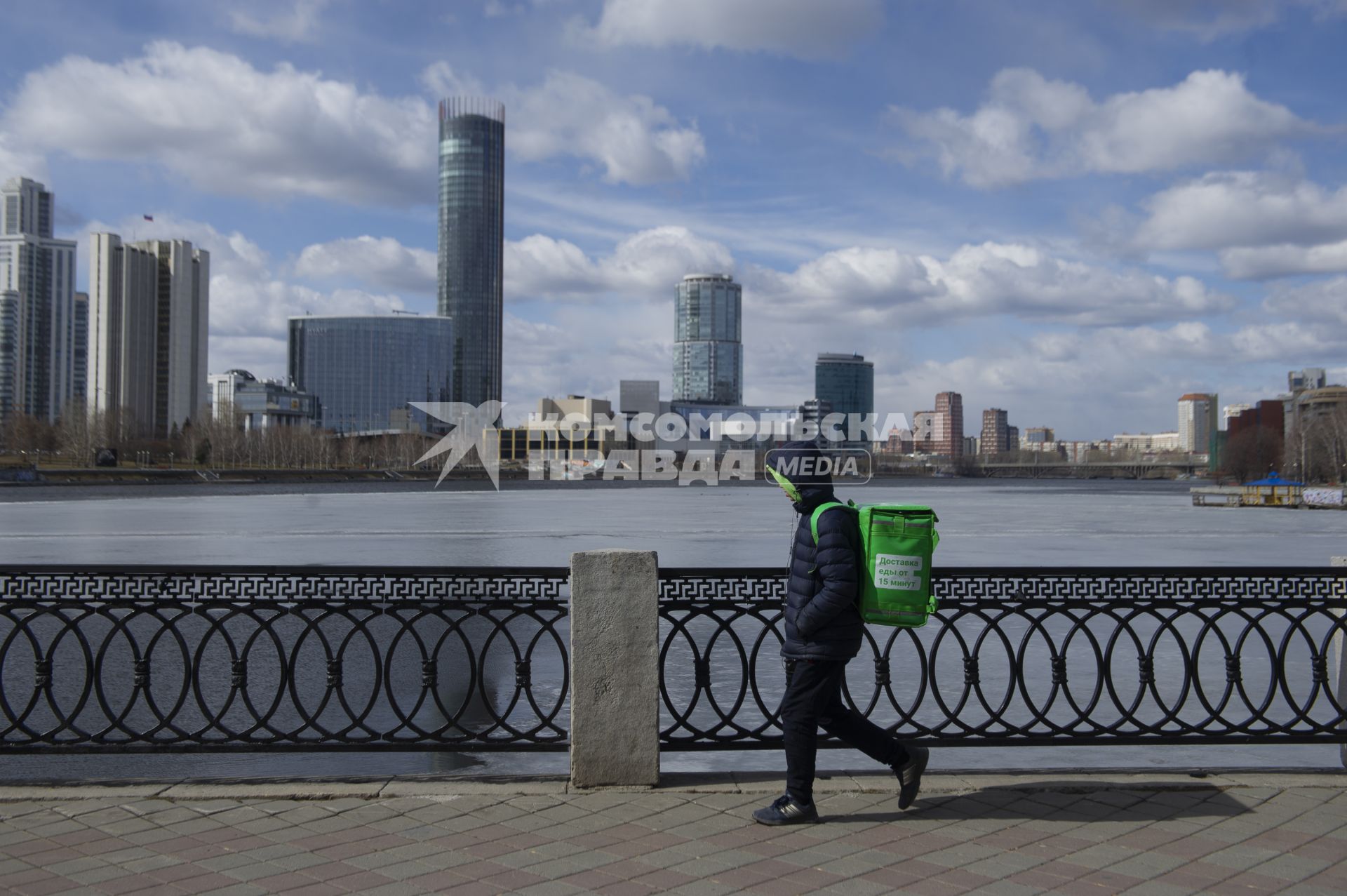 Екатеринбург. Курьеры службы доставки еды \'Delivery Club\' во время нерабочей недели объявленной президентом РФ для снижения темпов распространения коронавируса COVID-19