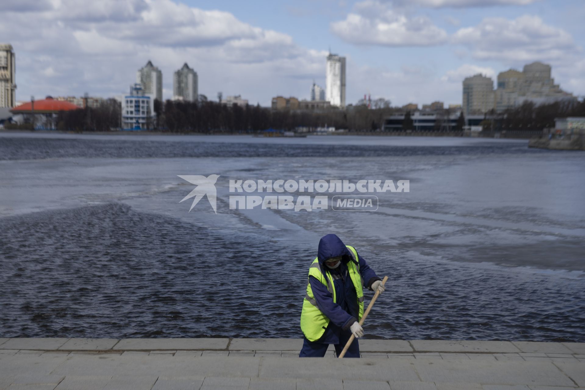 Екатеринбург. Дворник во время нерабочей недели объявленной президентом РФ для снижения темпов распространения коронавируса COVID-19