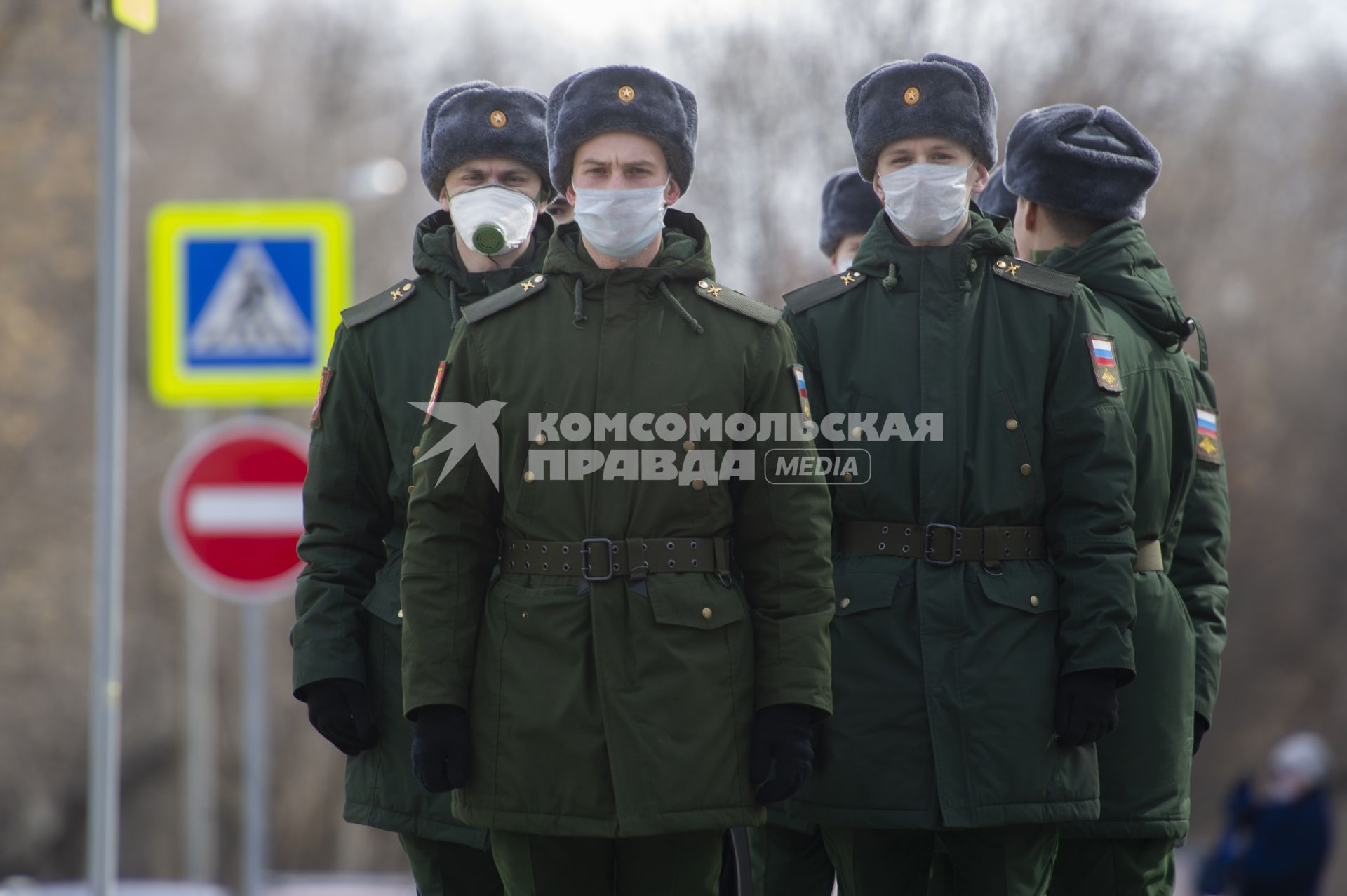 Екатеринбург. Военнослужащие в медицинских масках и респираторах, во время нерабочей недели объявленной президентом РФ для снижения темпов распространения коронавируса COVID-19