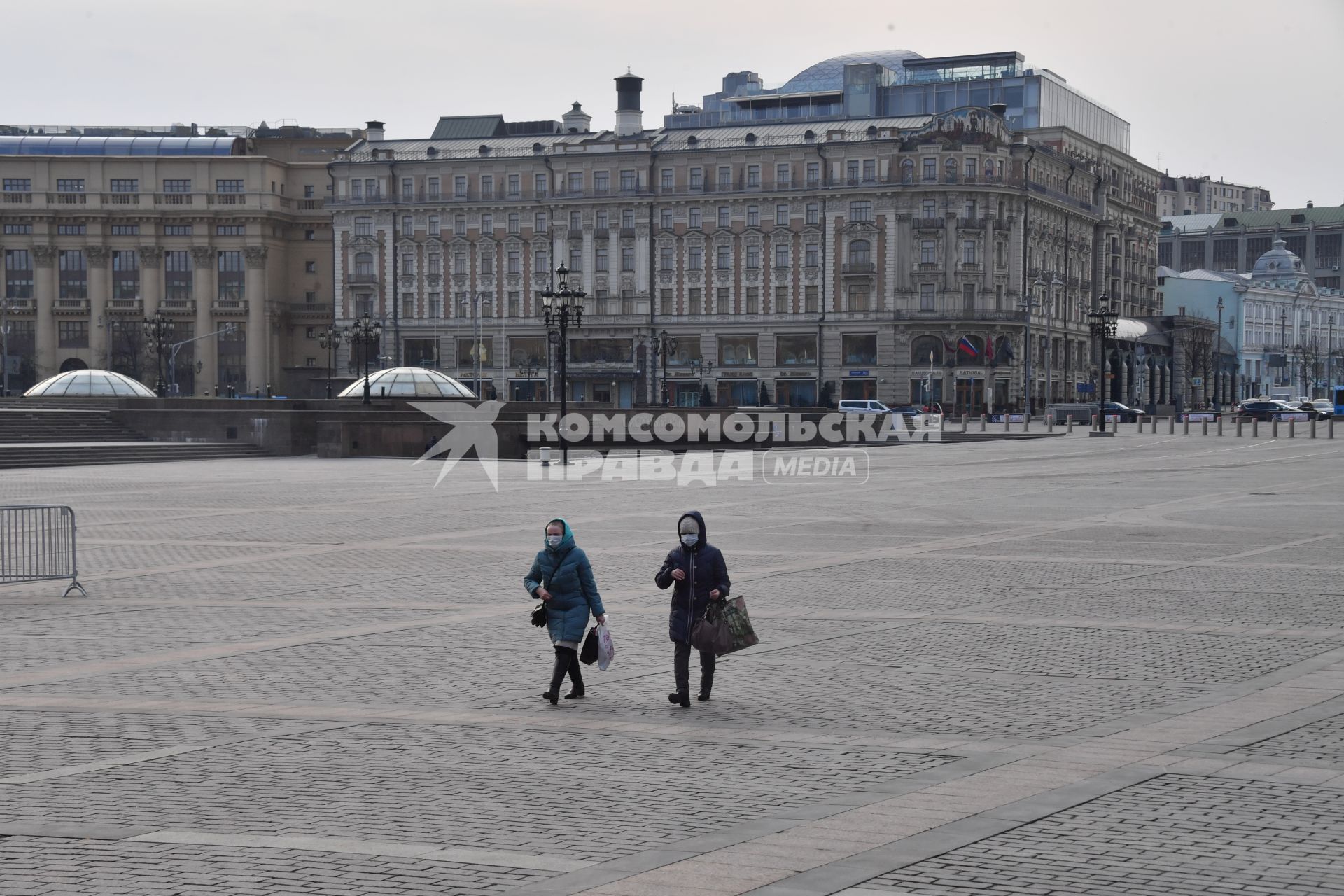 Москва.  Женщины в медицинских масках на Манежной площади.