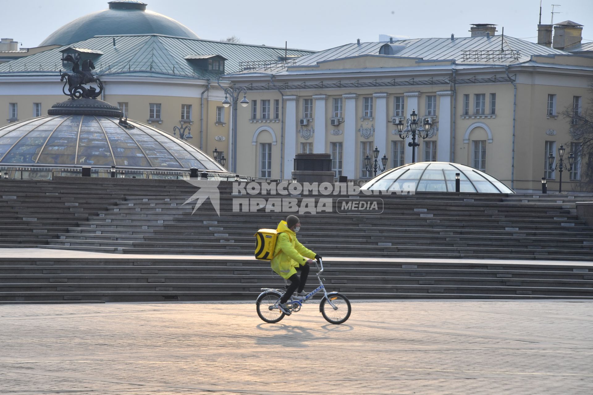 Москва.  Сотрудник сервиса по доставке еды `Яндекс.Еда` на Манежной площади.