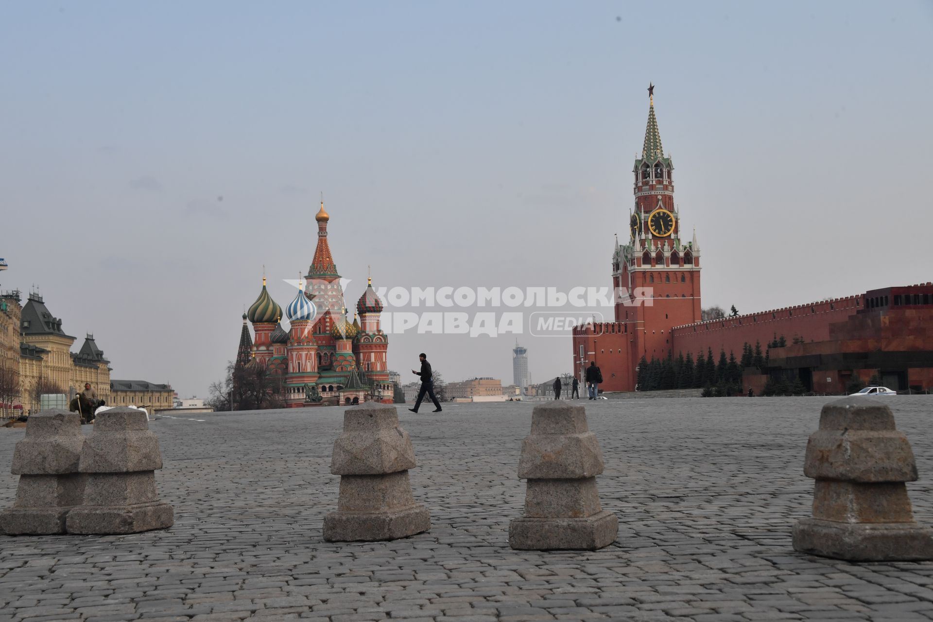 Москва. Вид на пустую  Красную площадь.