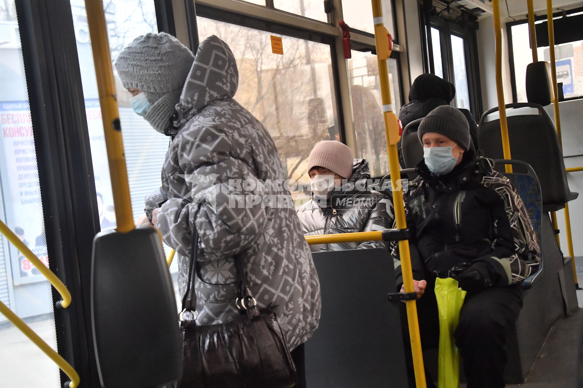 Москва.  Пассажиры в медицинских масках в салоне автобуса.