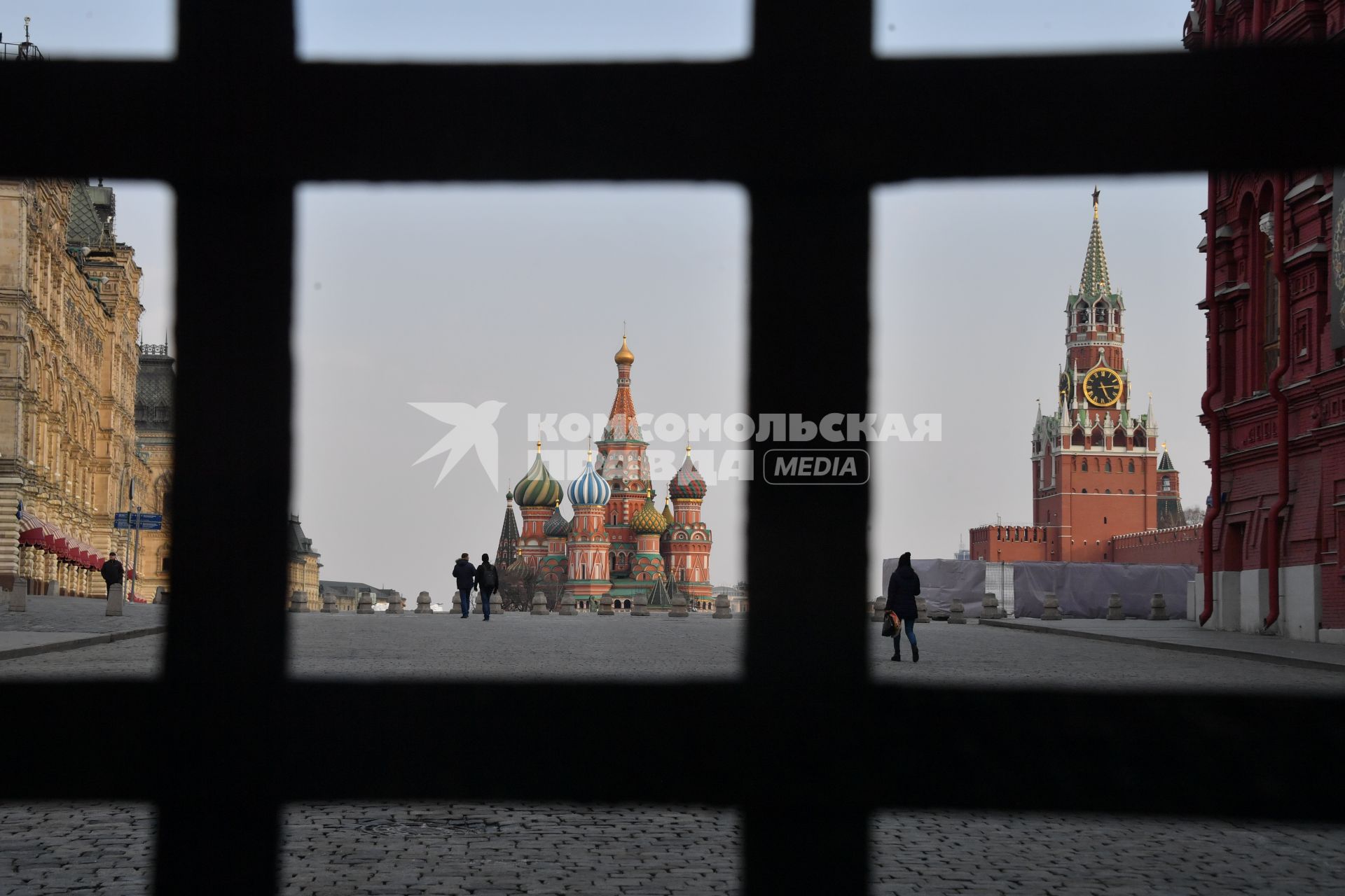 Москва. Вид на Красную площадь через решетку Воскресенских (Иверских) ворот.