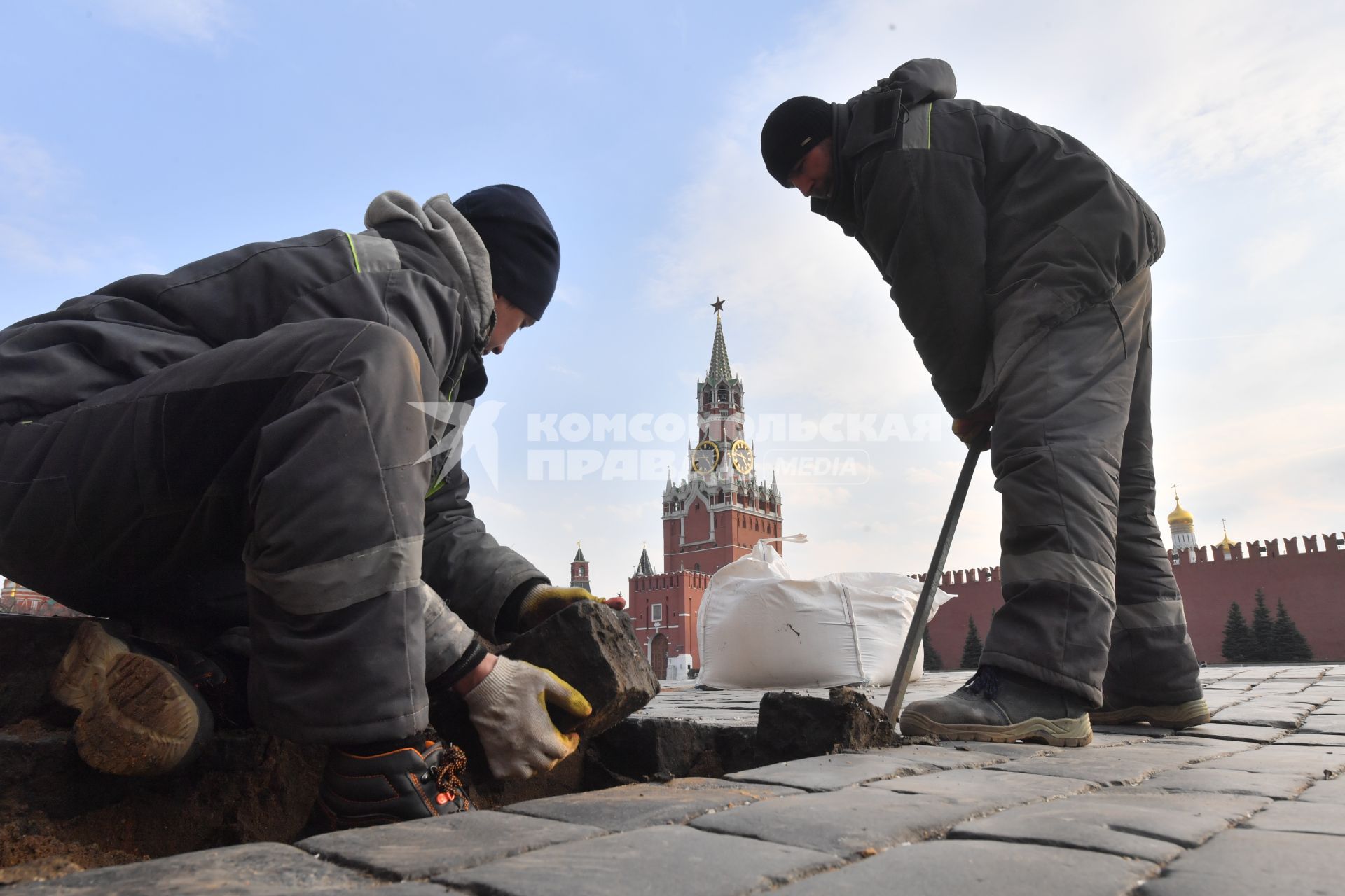 Москва. Рабочие во время замены брусчатки на Красной площади.