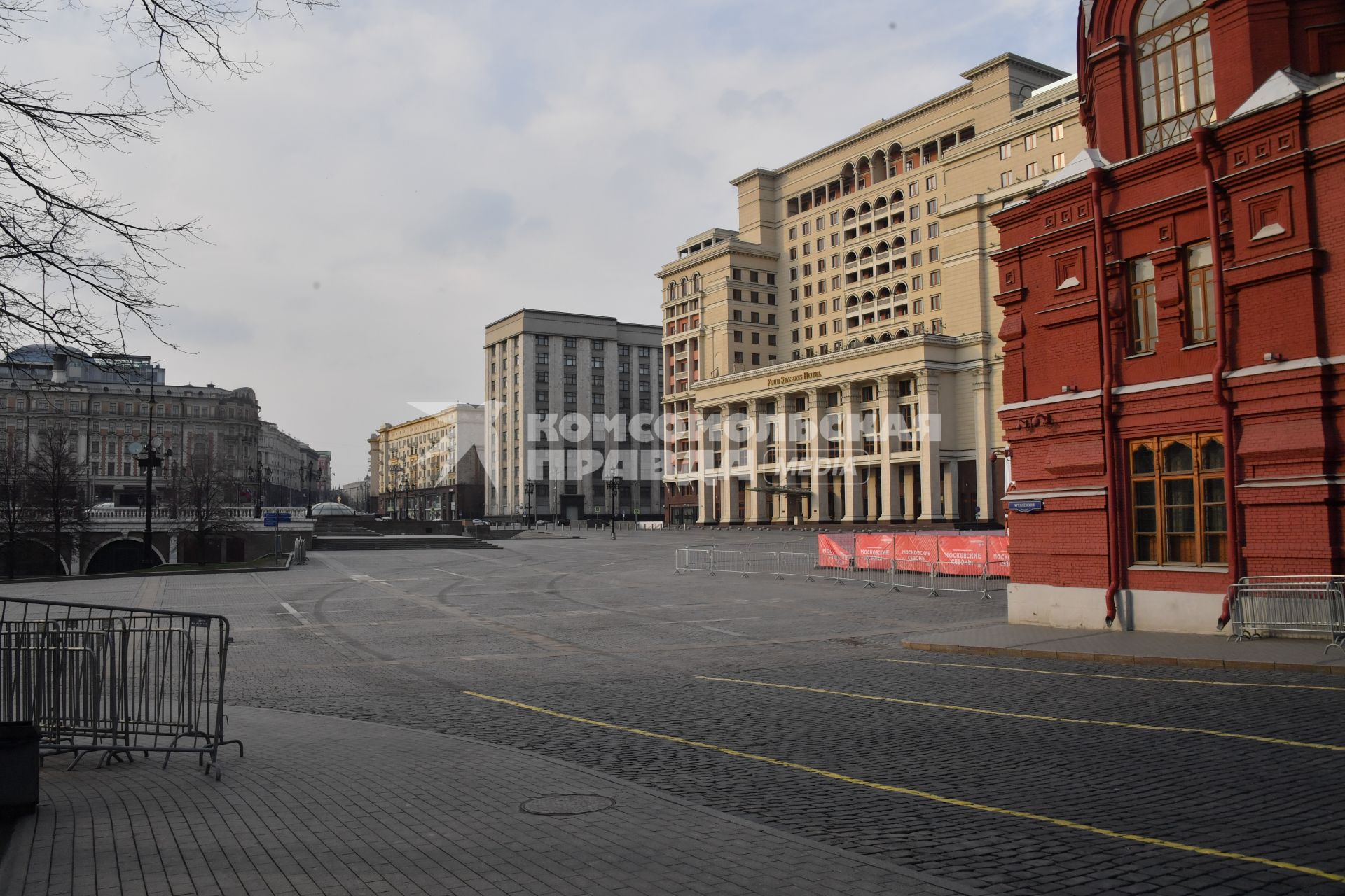 Москва.   Вид на пустую  Манежную площадь.