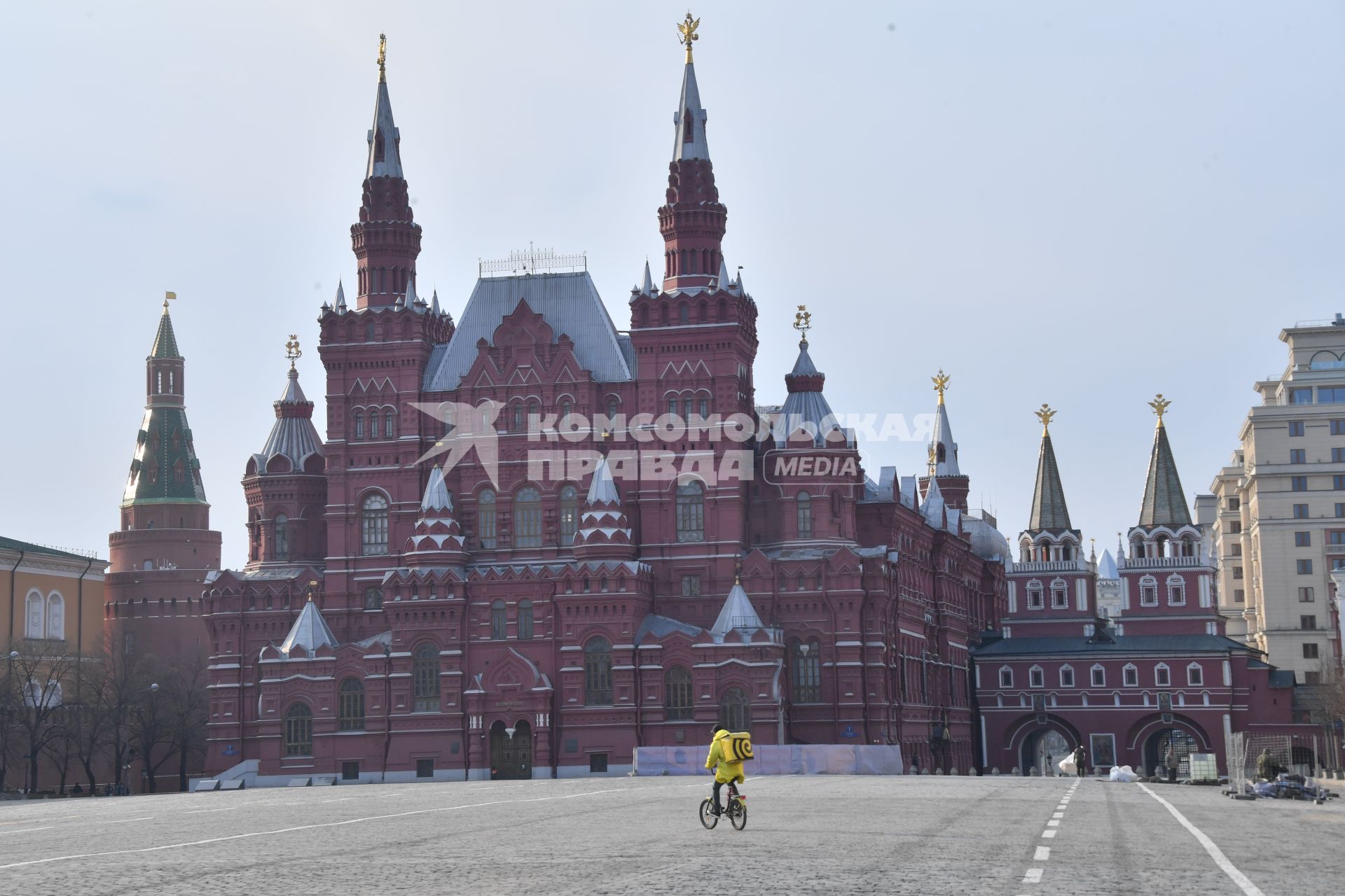 Москва.  Сотрудник сервиса по доставке еды `Яндекс.Еда` на Красной площади.