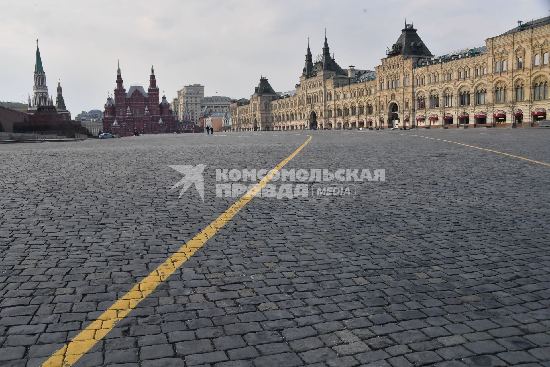 Москва. Вид на пустую  Красную площадь.