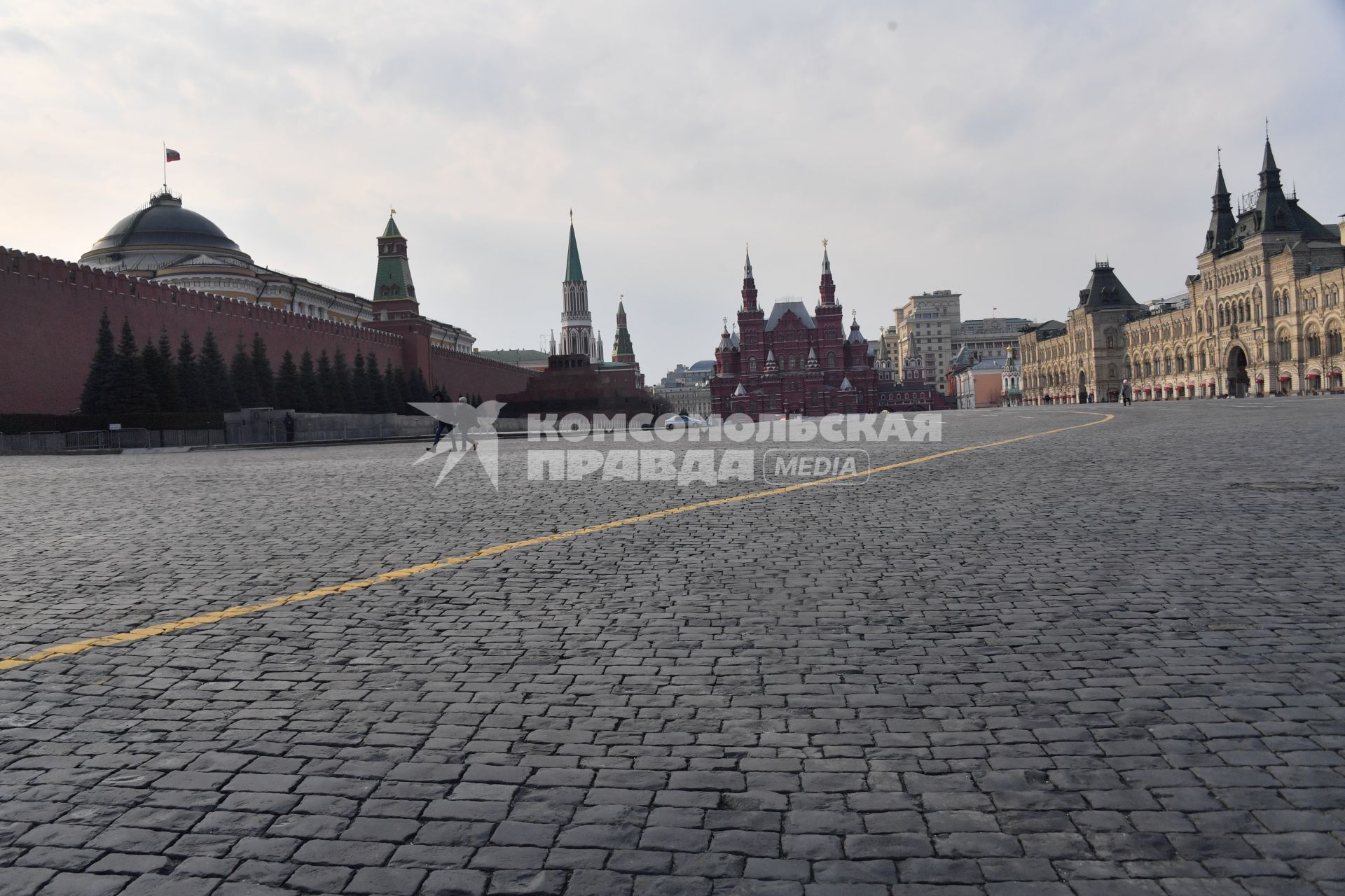 Москва. Вид на пустую  Красную площадь.