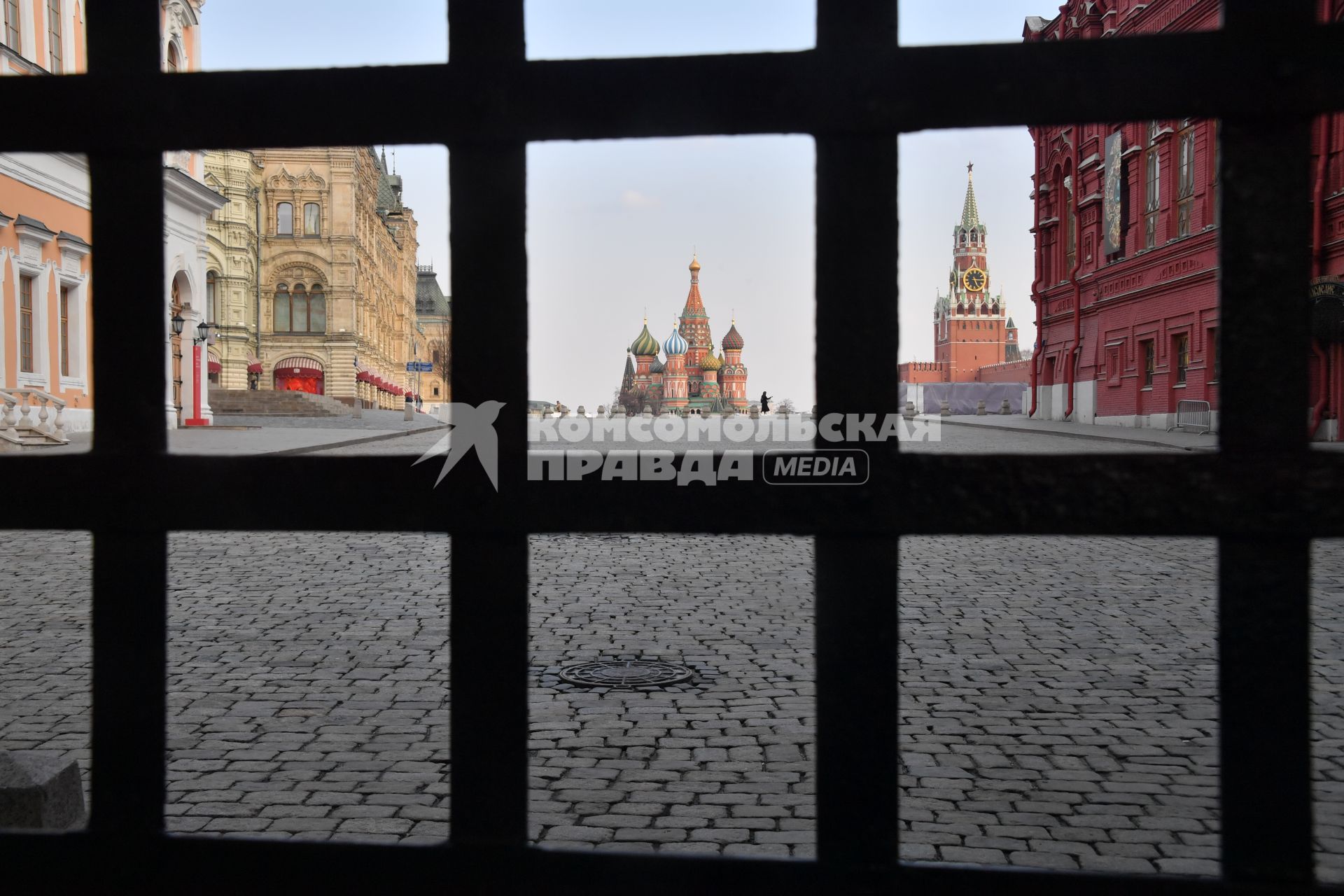 Москва. Вид на Красную площадь через решетку Воскресенских (Иверских) ворот.