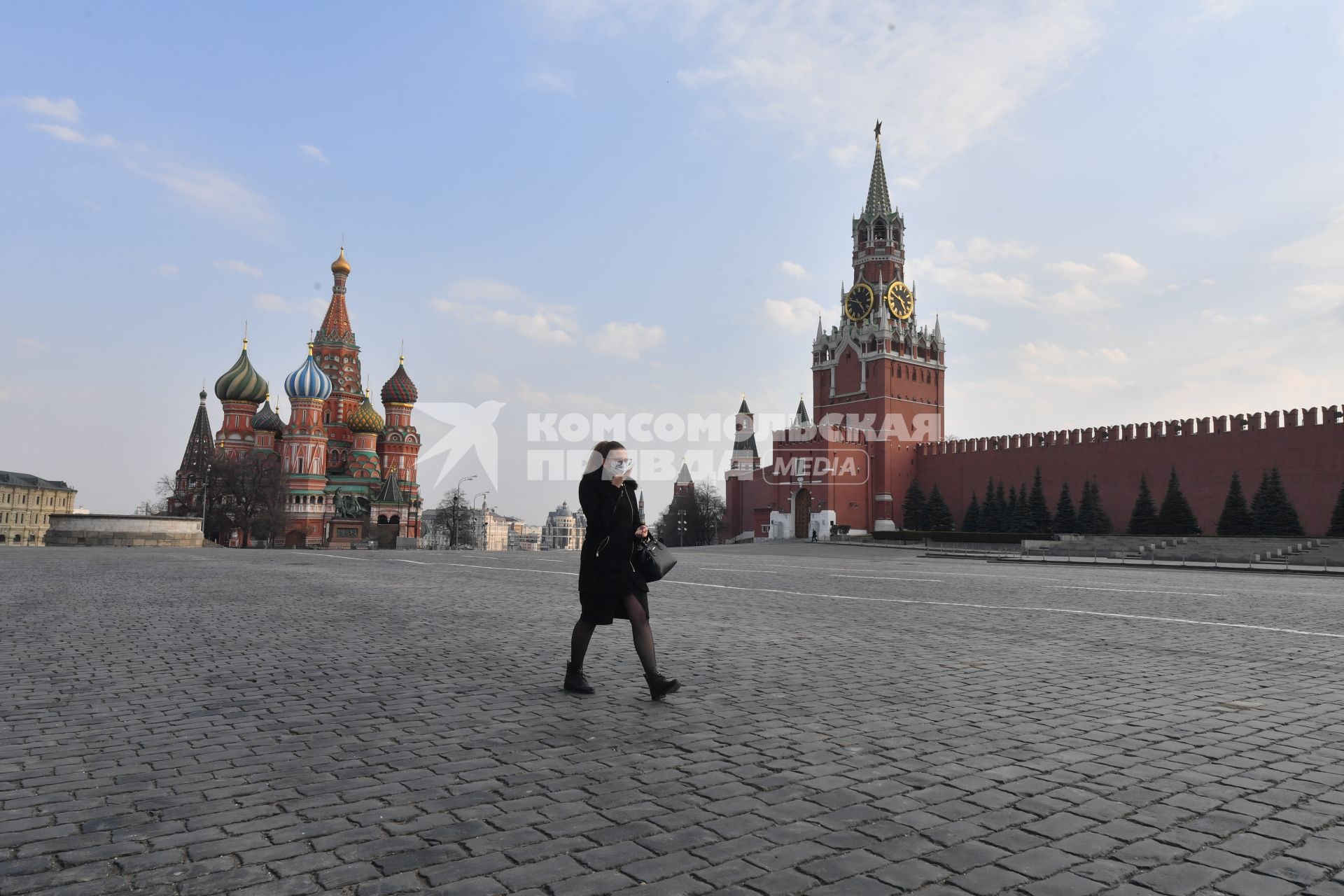 Москва.  Девушка в медицинской маске на Красной площади.