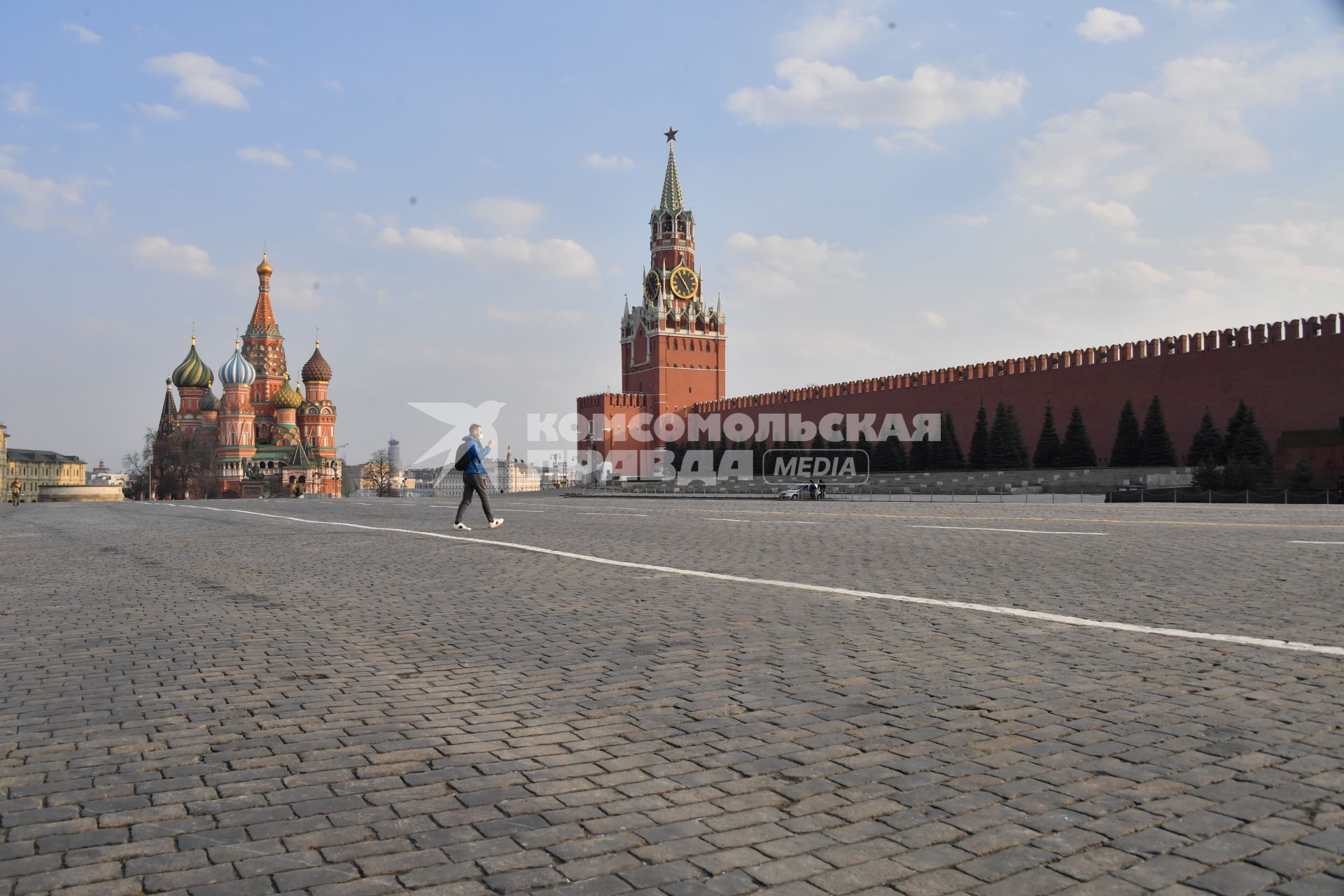 Москва.   Молодой человек на Красной площади.