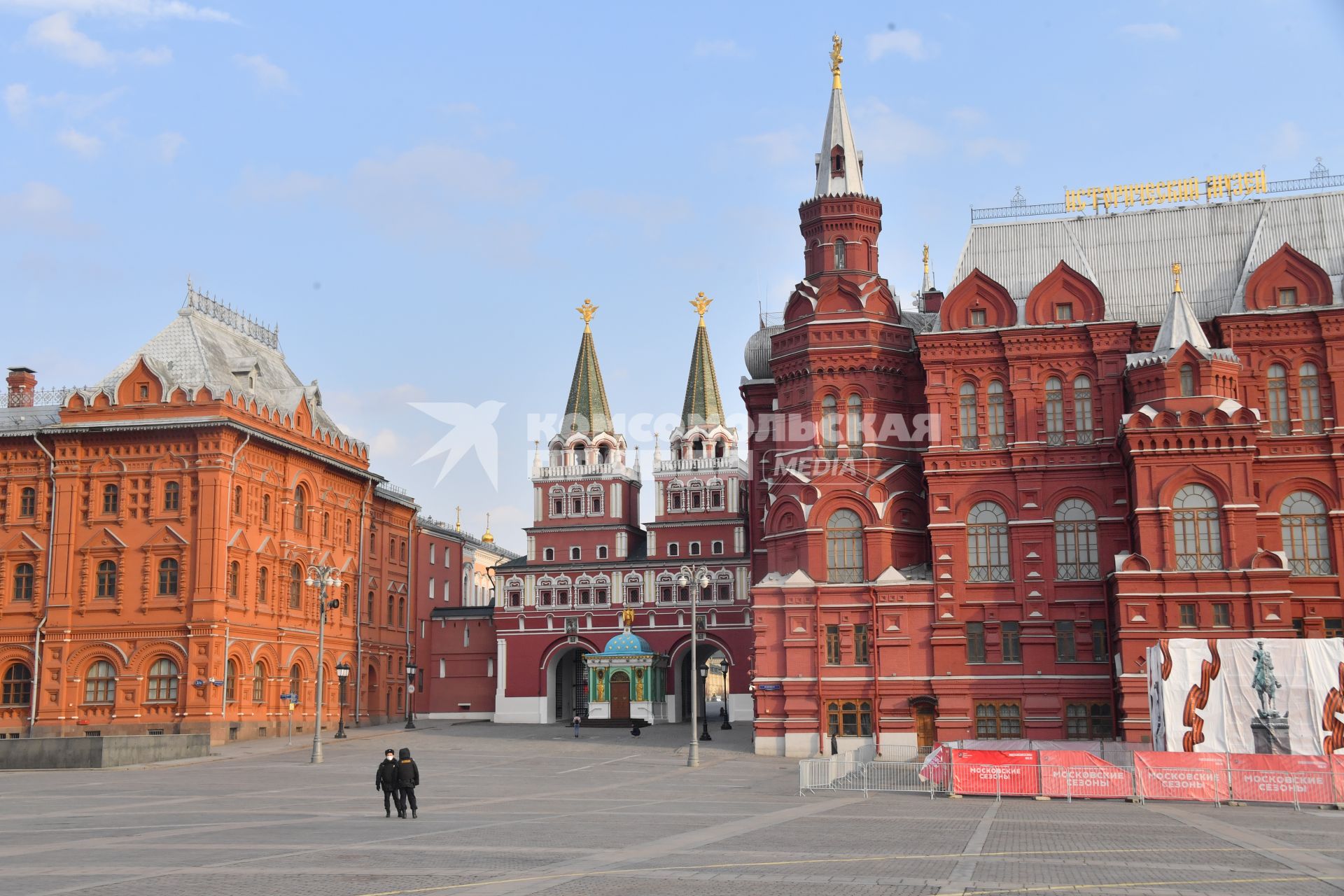 Москва.   Вид на пустую  Манежную площадь.