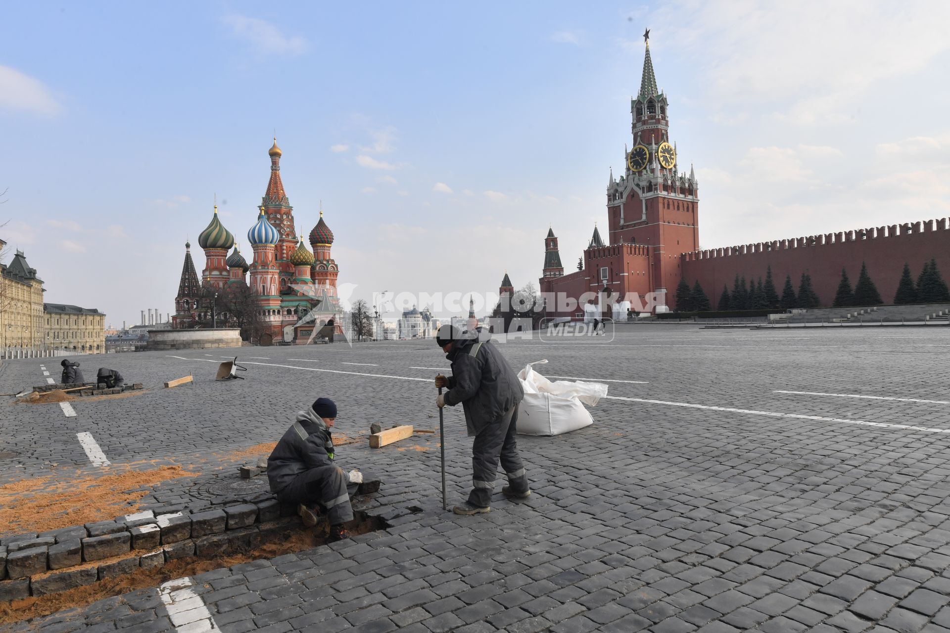 Москва. Рабочие во время замены брусчатки на Красной площади.