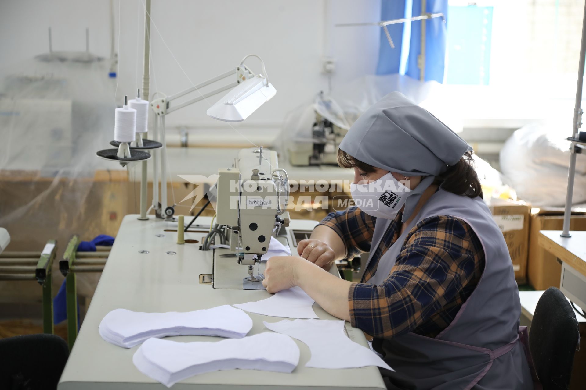 Ставрополь. Сотрудница фабрики во время производства защитных масок.