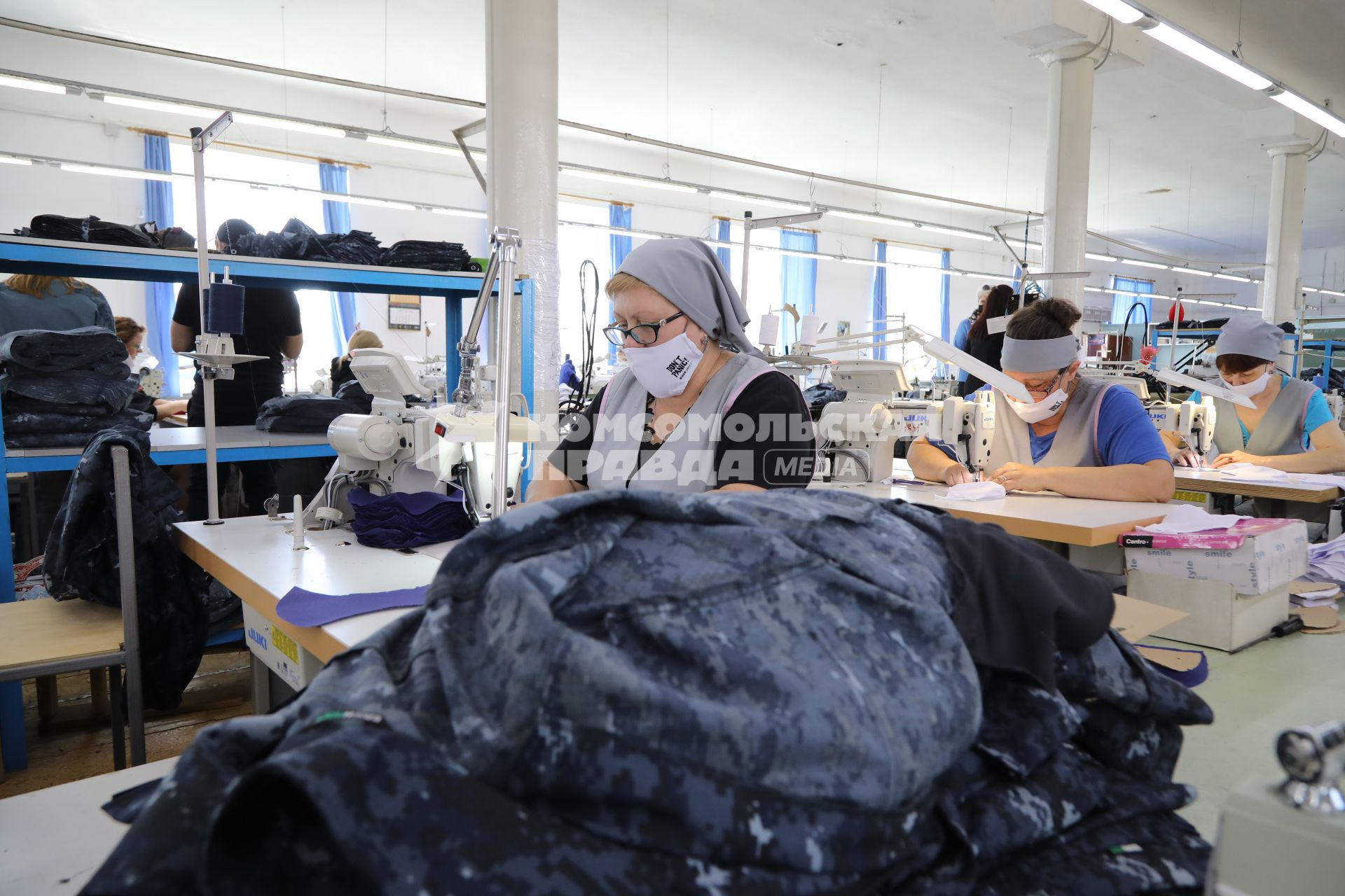 Ставрополь. Сотрудницы  фабрики во время производства защитных масок.