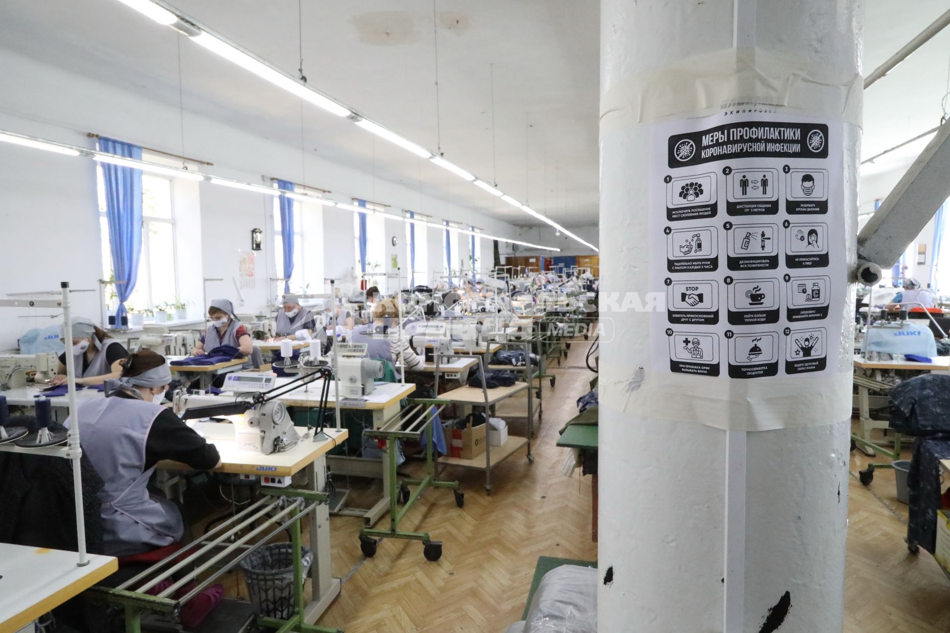 Ставрополь. Сотрудницы  фабрики во время производства защитных масок.