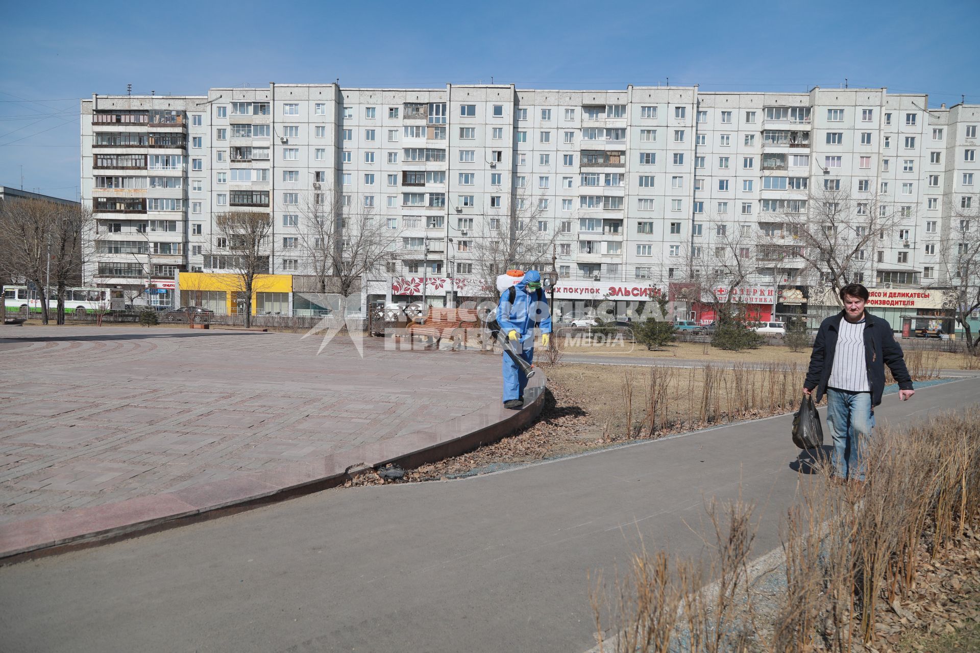 Красноярск. Сотрудник коммунальных служб обрабатывает антисептическим раствором улицы города.