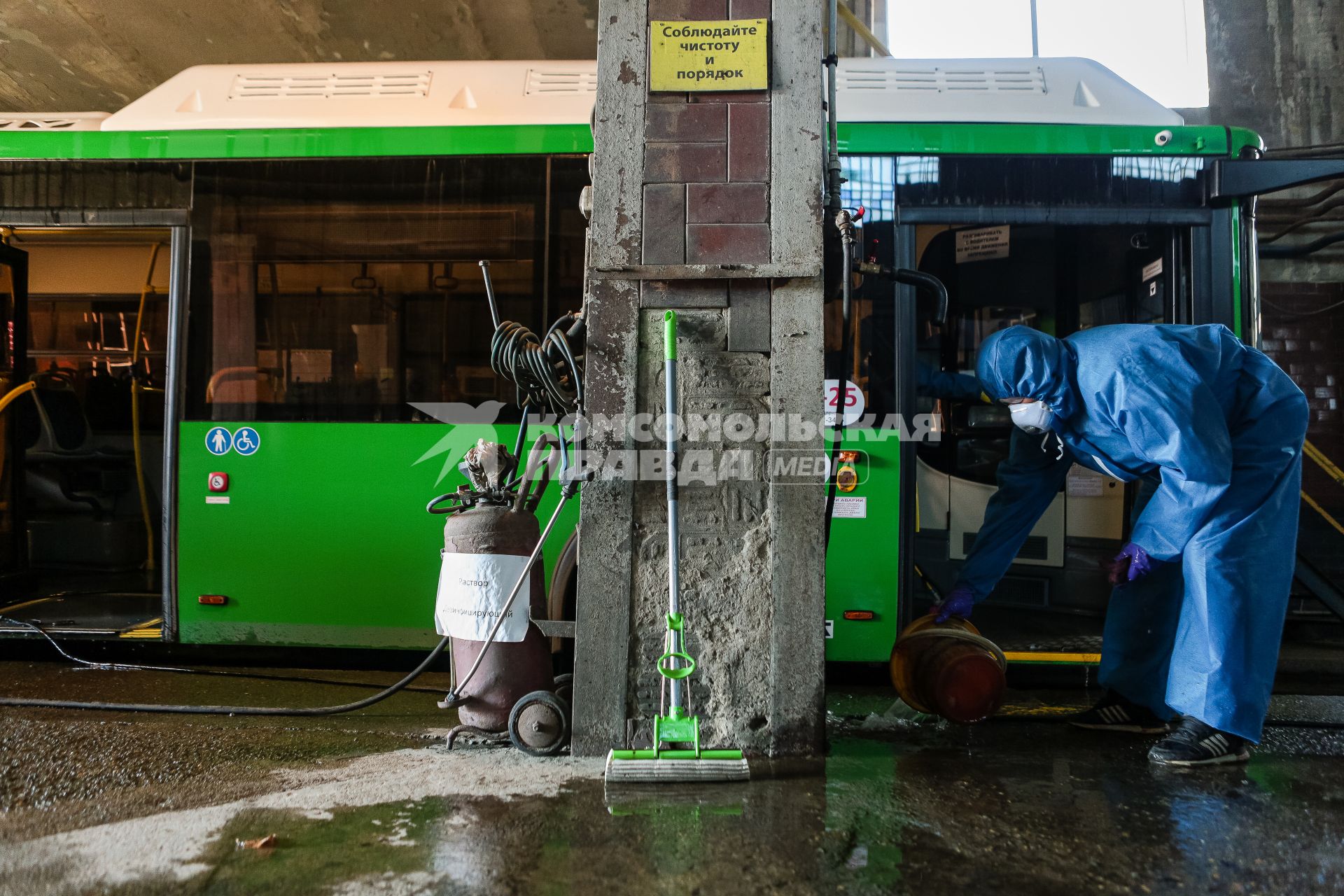 Челябинск. Сотрудница санитарной службы производит дезинфекцию автобуса.