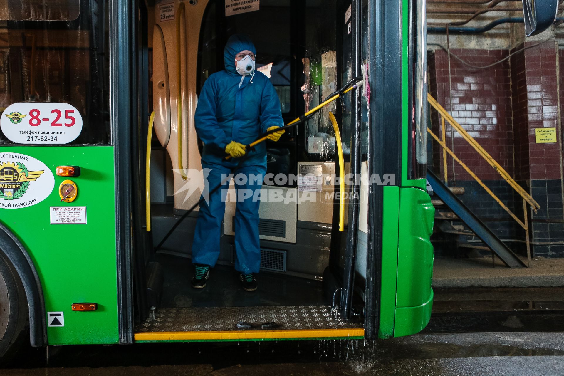 Челябинск. Сотрудница санитарной службы производит дезинфекцию салона трамвая.
