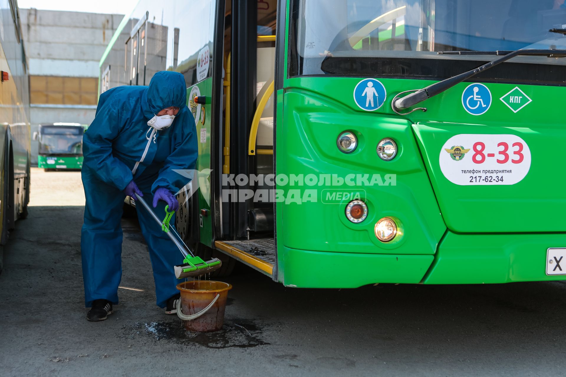 Челябинск. Сотрудница санитарной службы производит дезинфекцию автобуса.