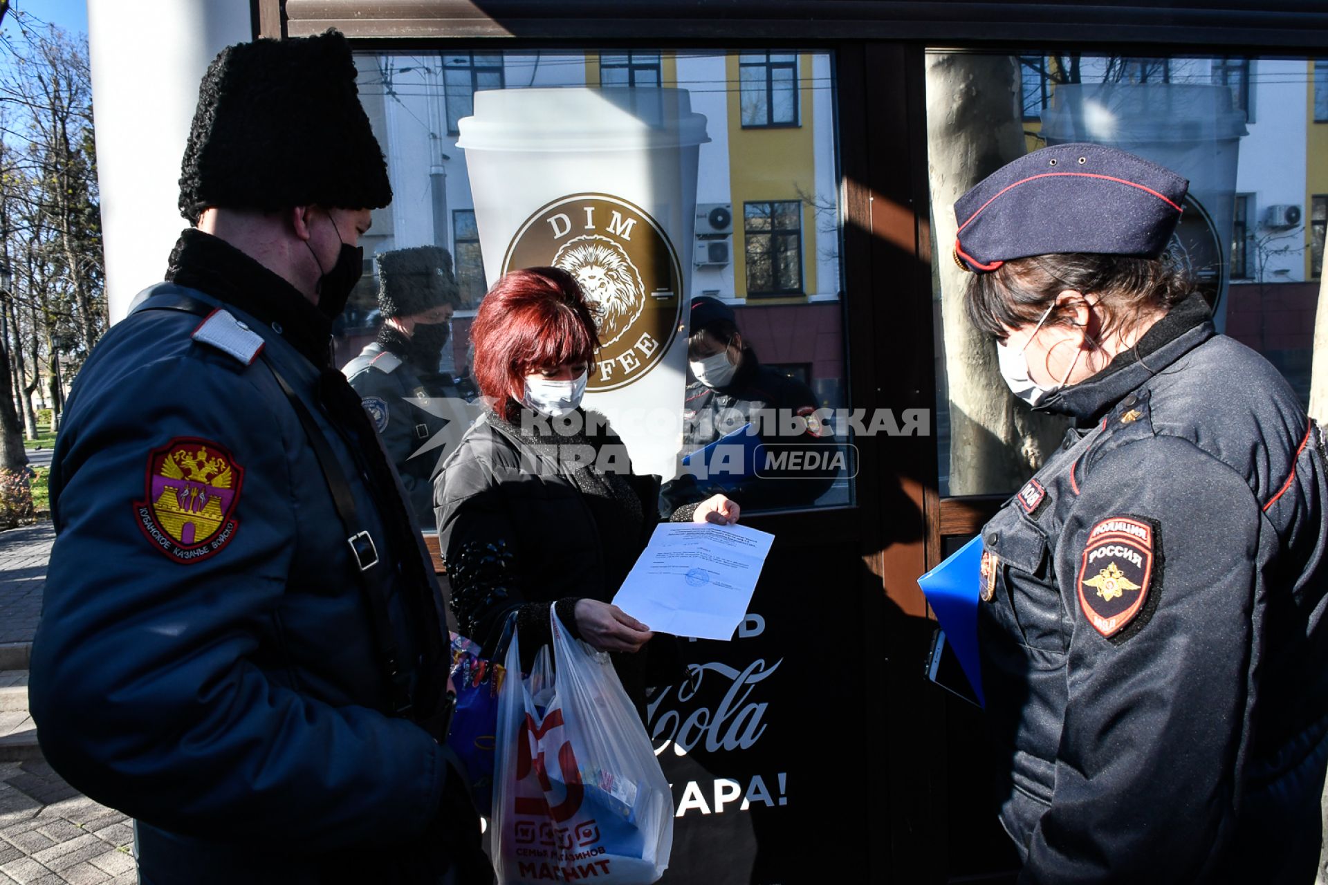 Краснодар.  Мобильные патрули казаков и сотрудников полиции  проверяют соблюдение карантина жителями города.