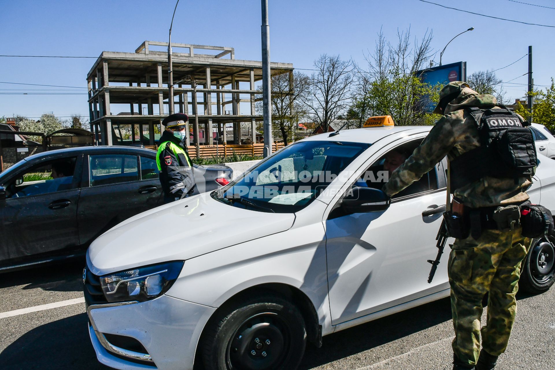 Краснодар. Сотрудники ДПС  и ОМОНа проверяют водителей во время  карантина в городе.