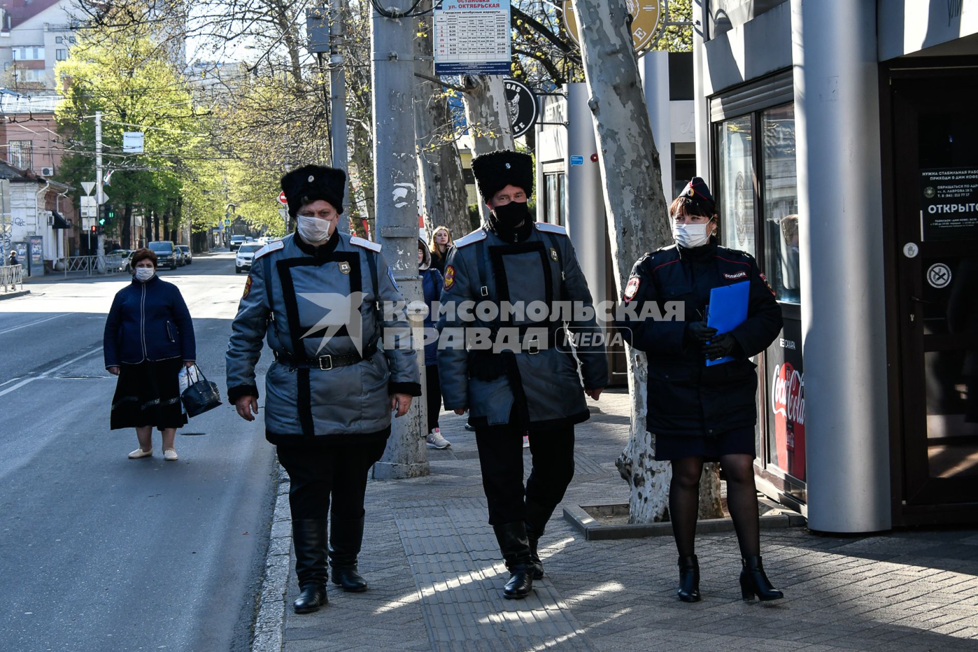 Краснодар.  Мобильные патрули казаков и сотрудников полиции  проверяют соблюдение карантина жителями города.