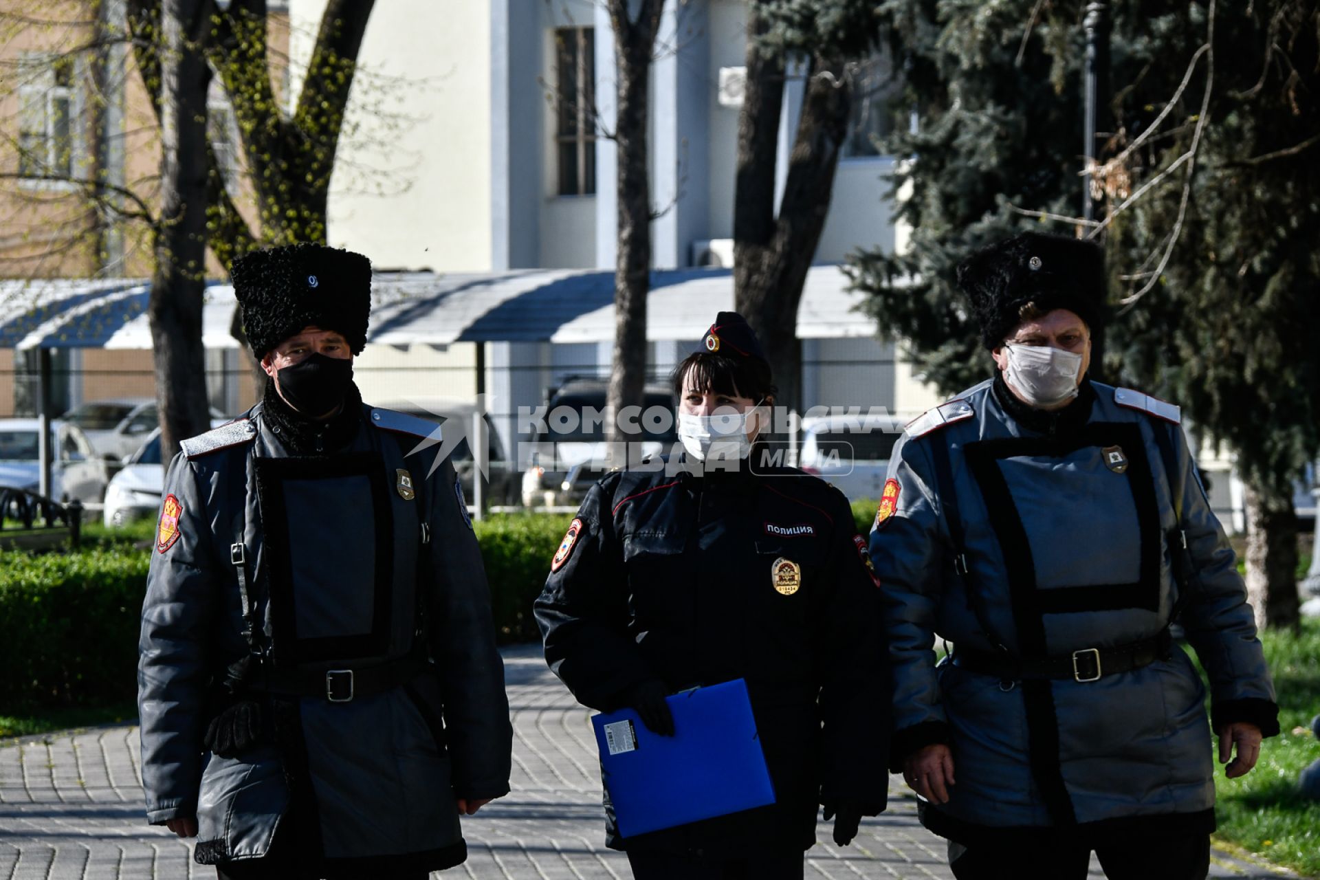 Краснодар.  Мобильные патрули казаков и сотрудников полиции  проверяют соблюдение карантина жителями города.