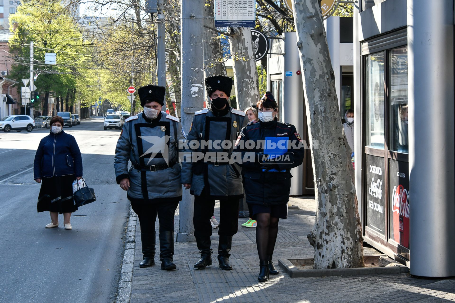 Краснодар.  Мобильные патрули казаков и сотрудников полиции  проверяют соблюдение карантина жителями города.