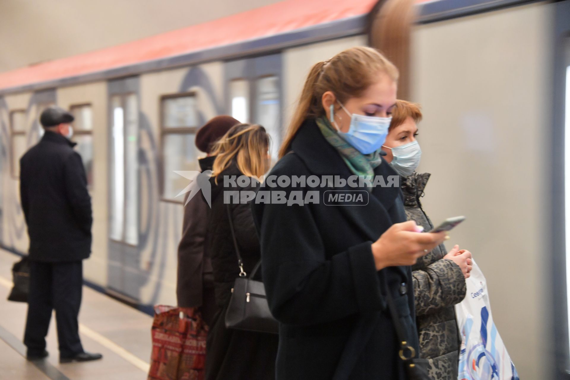 Москва. Пассажиры  в медицинских масках  на платформе метрополитена.