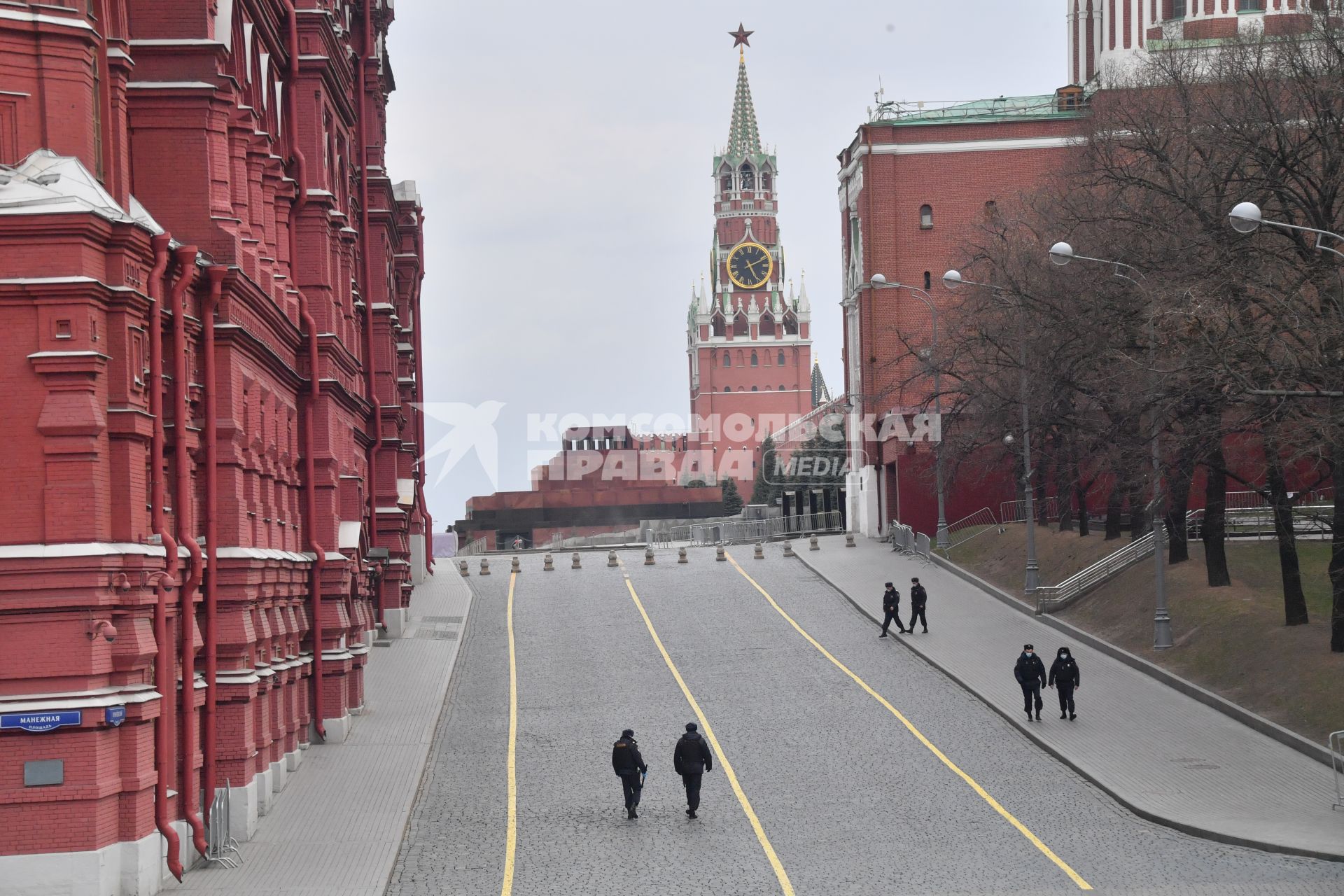 Москва. Сотрудники полиции в Кремлевском проезде.