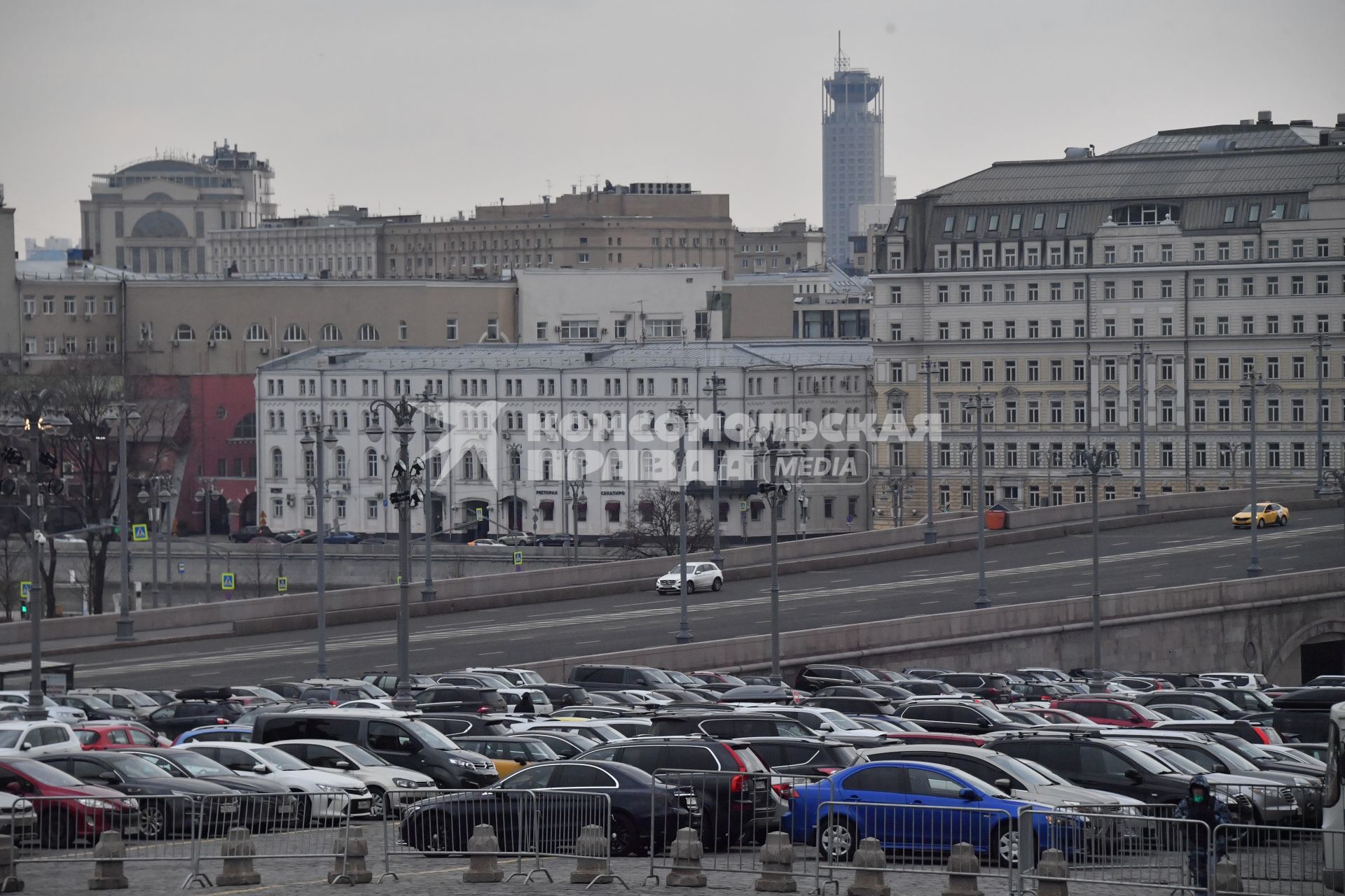 Москва. Стоянка автомобилей у Большого Москворецкого моста.