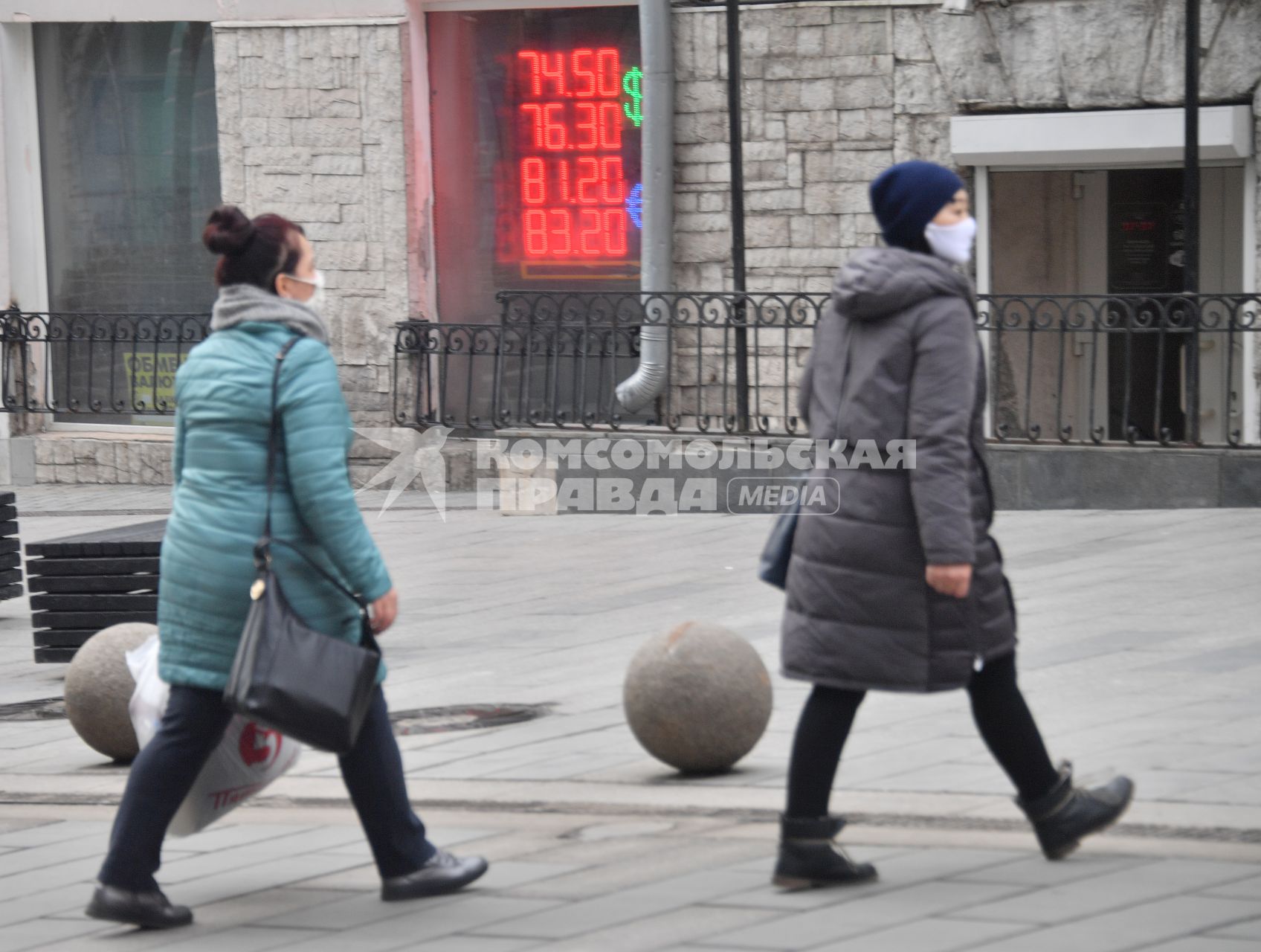 Москва. Женщины в медицинских масках на улице города.