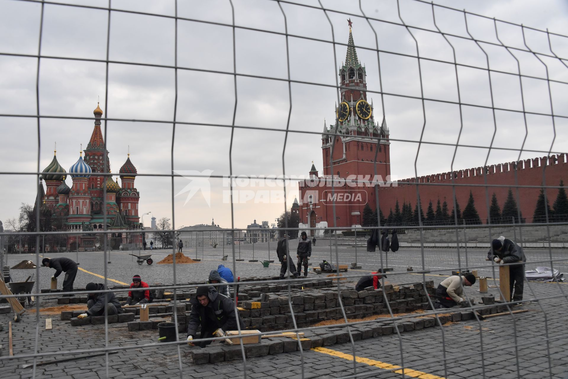 Москва. Ремонт брусчатки на Красной площади.