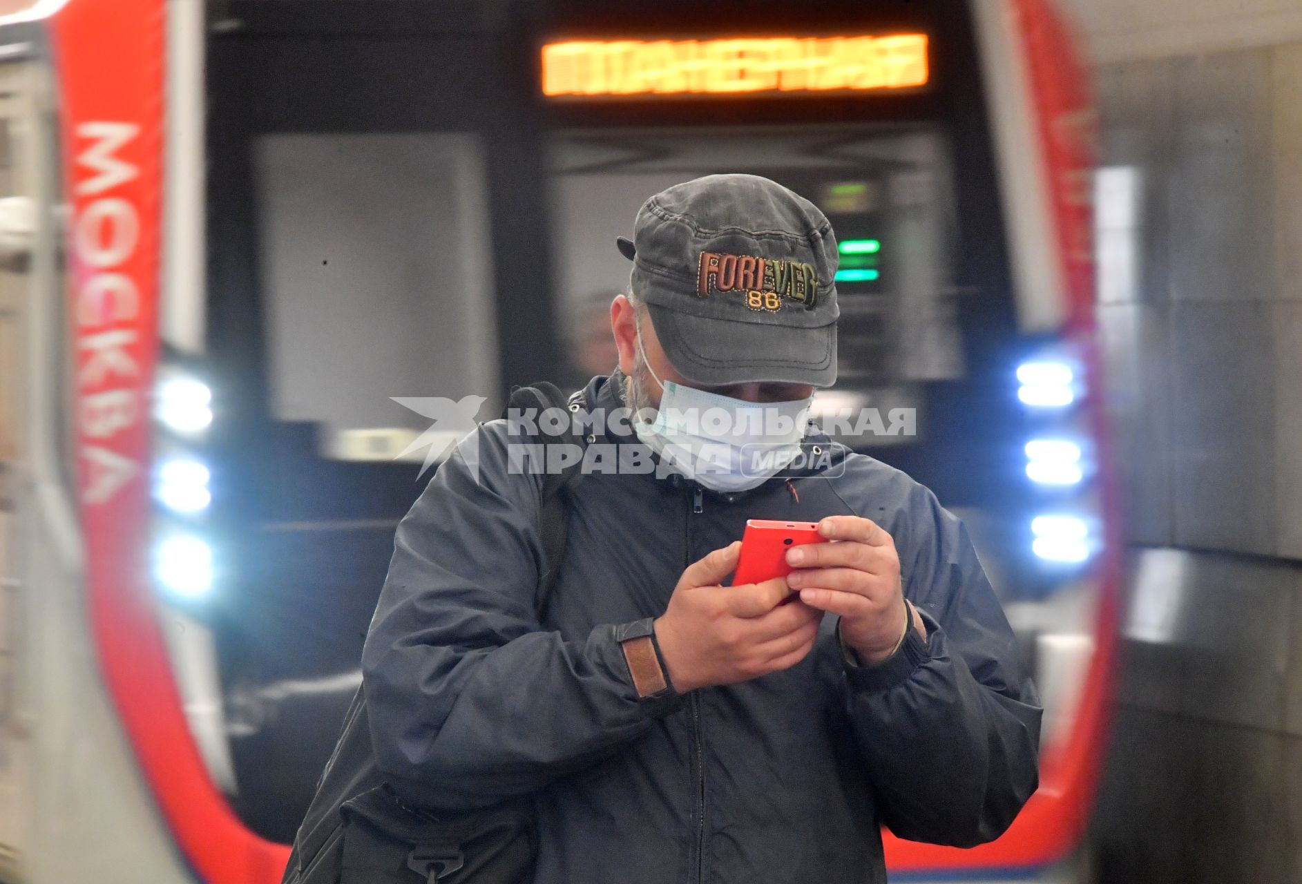 Москва. Пассажир в медицинской  маске  на платформе метрополитена.