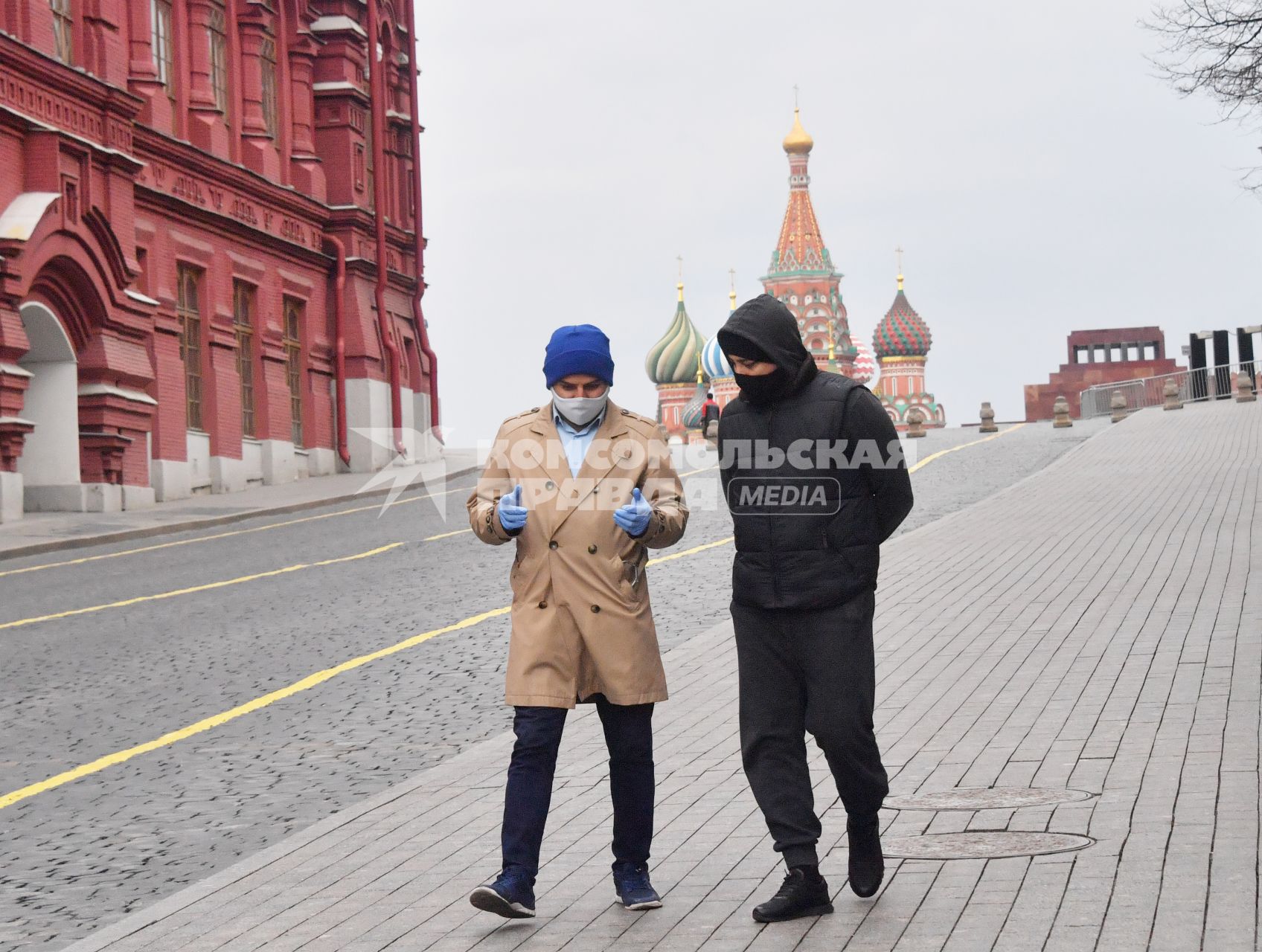 Москва. Мужчиныв медицинских масках  на Красной площади.