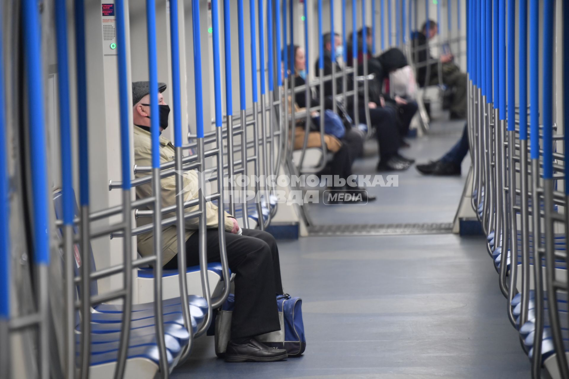 Москва. Пассажиры в  вагоне метро.