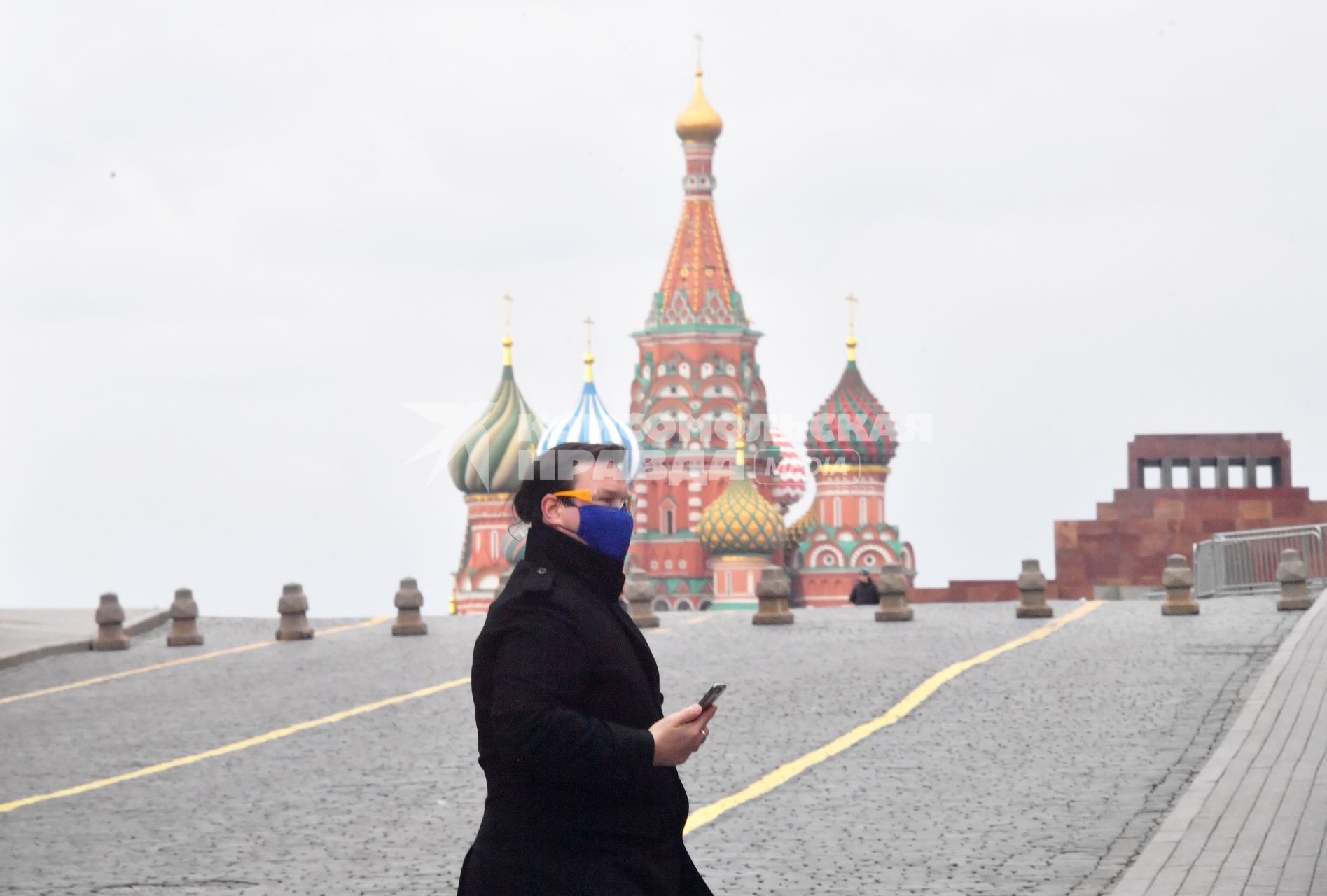 Москва. Мужчина в медицинской маске  на Красной площади.