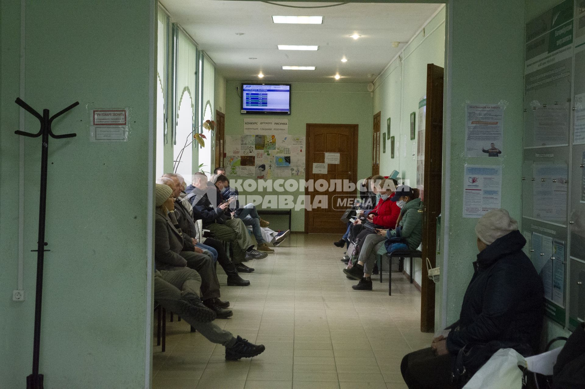 Екатеринбург. Центр занятости, куда идут горожане, после поручения президента РФ из-за вспышки коронавирусной инфекции, в апреле, мае и июне выплачивать пособие по безработице неработающим гражданам, в размере МРОТ