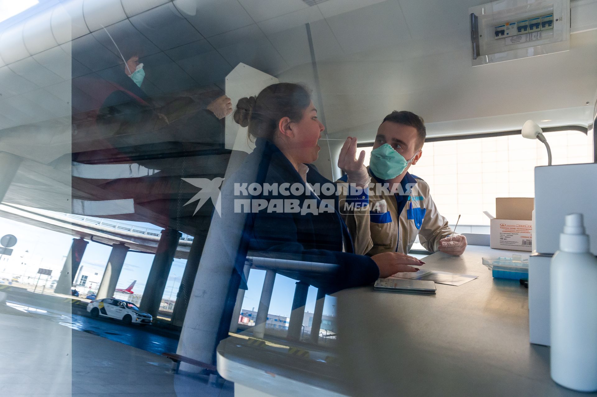 Санкт-Петербург. Сотрудники Роспотребнадзора берут пробы на тест коронавируса у прибывающих пассажиров в аэропорту Пулково.