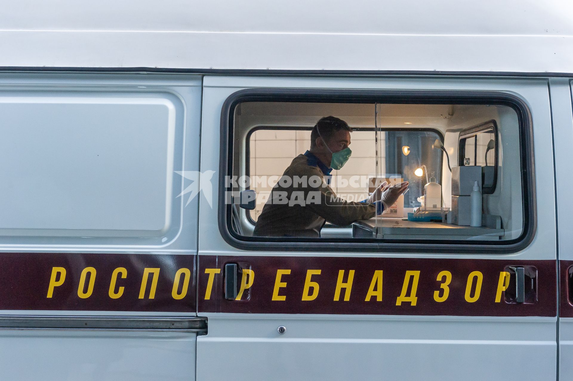 Санкт-Петербург. Сотрудники Роспотребнадзора   в аэропорту Пулково.