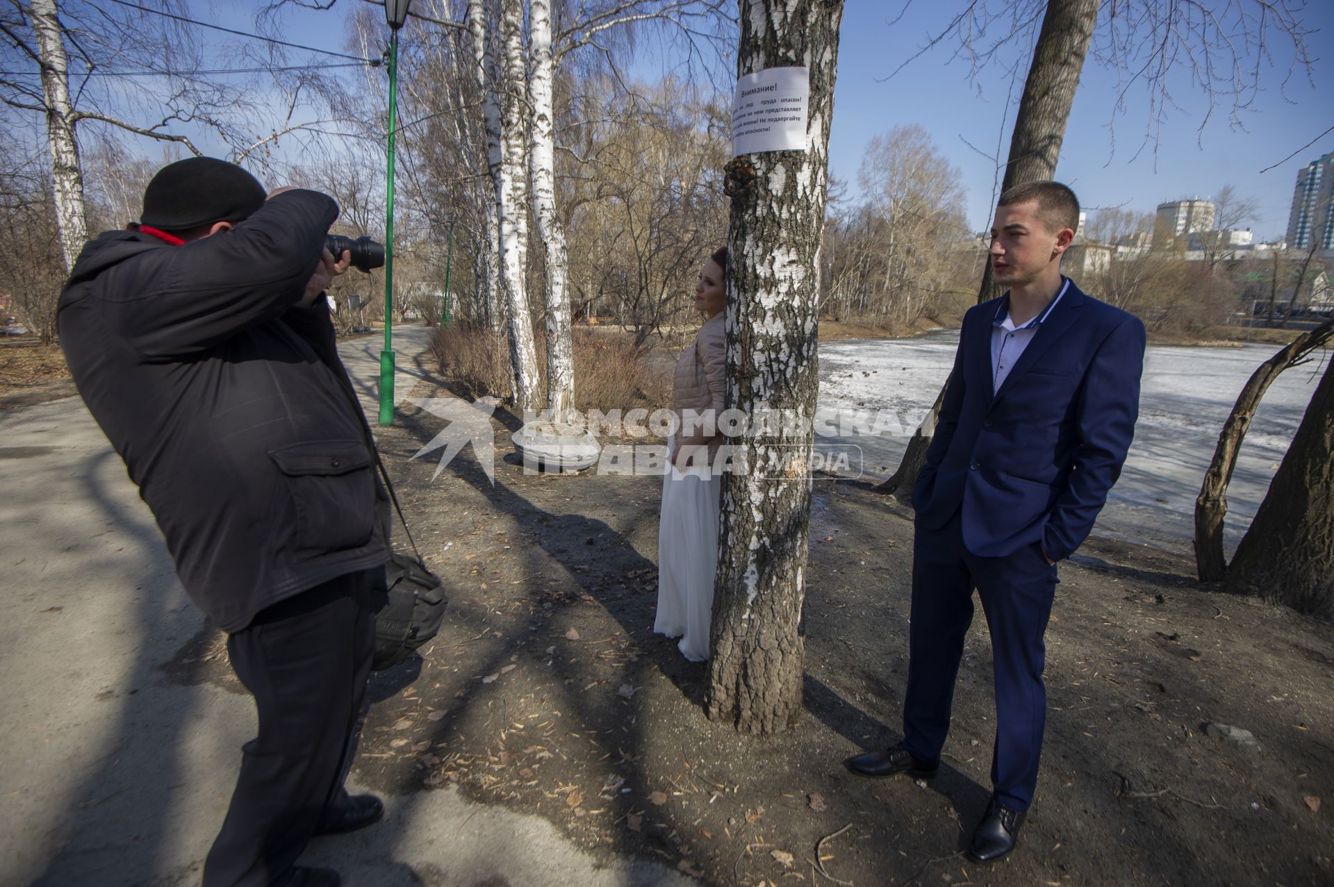 Екатеринбург. Молодожены с свадебным фотографом в парке во время режима самоизоляции, введеного из-за распространения коронавирусной инфекции COVID-19