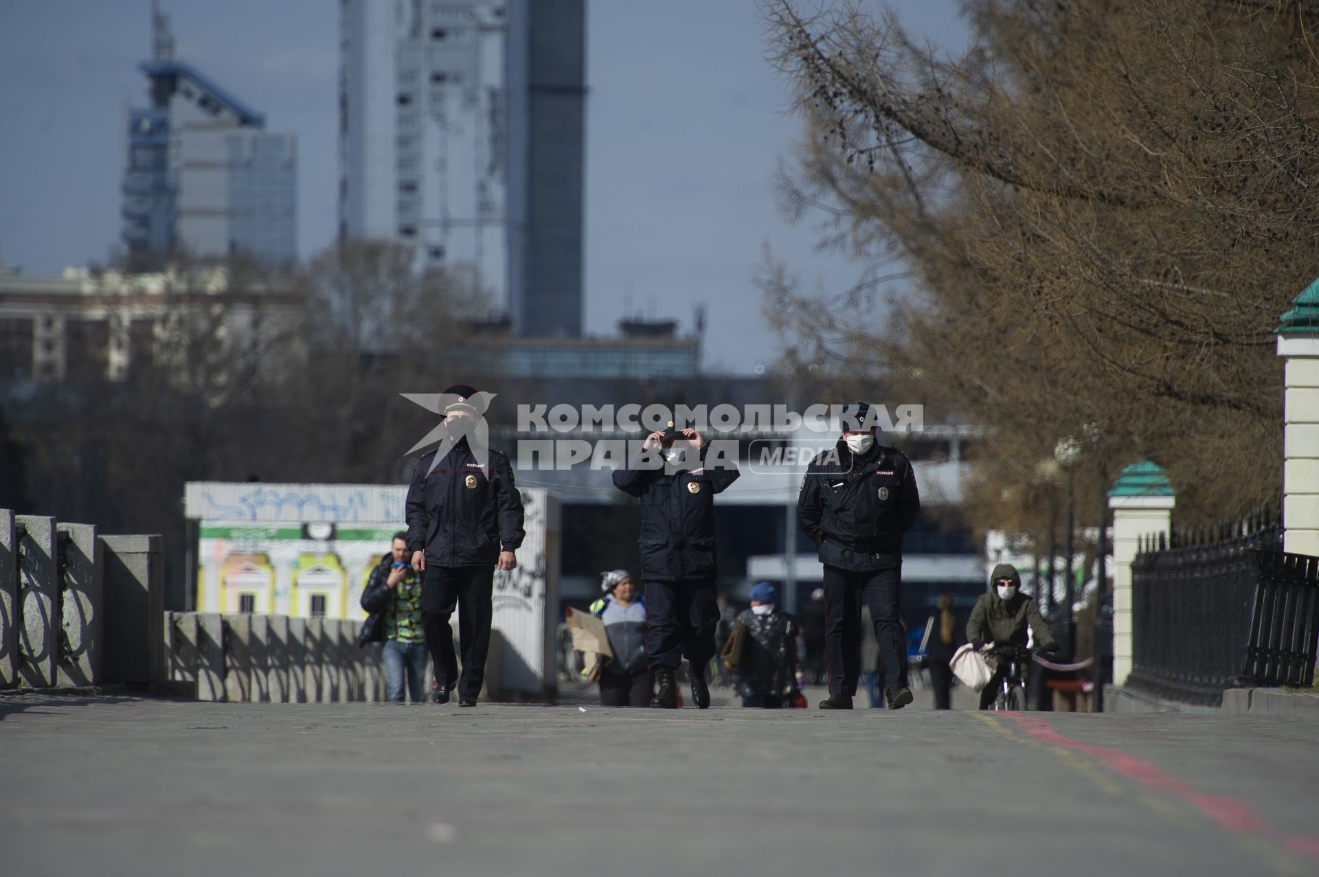 Екатеринбург. Сотрудники полиции патрулируют улицы города, для убеждения горожан в необходимости соблюдения режима самоизоляции, введеного из-за распространения коронавирусной инфекции COVID-19. С 11 апреля 2020 г на территории Свердловской области введены штрафы для нарушителей режимв самоизоляции