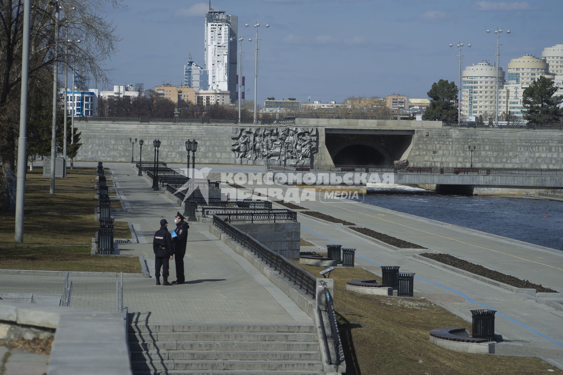 Екатеринбург. Сотрудники полиции патрулируют улицы города, для убеждения горожан в необходимости соблюдения режима самоизоляции, введеного из-за распространения коронавирусной инфекции COVID-19. С 11 апреля 2020 г на территории Свердловской области введены штрафы для нарушителей режимв самоизоляции