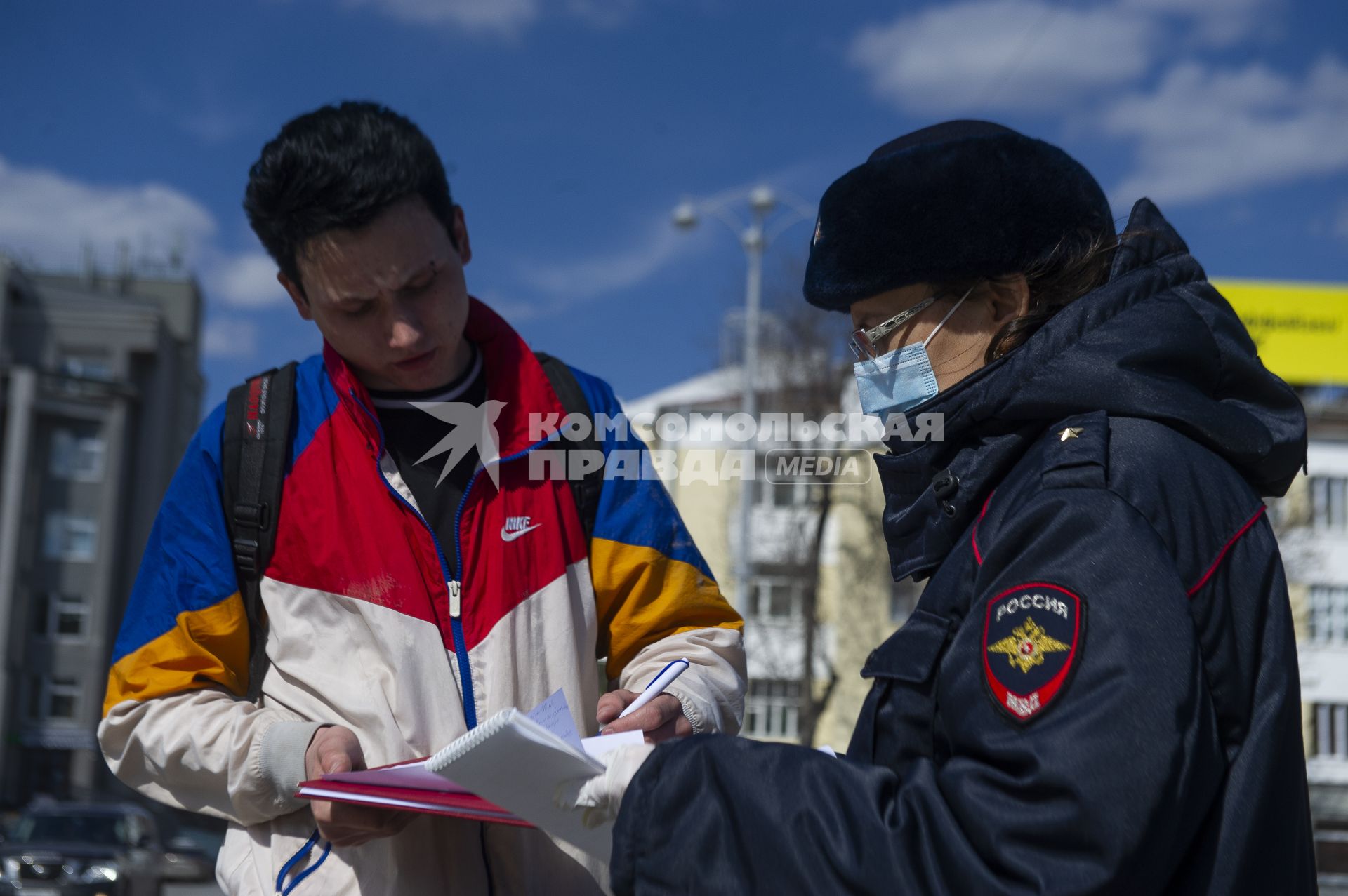 Екатеринбург. Сотрудники полиции проводят разъяснительную беседу с горожанами, о необходимости соблюдения режима самоизоляции, введеного из-за распространения коронавирусной инфекции COVID-19. С 11 апреля 2020 г на территории Свердловской области введены штрафы для нарушителей режимв самоизоляции