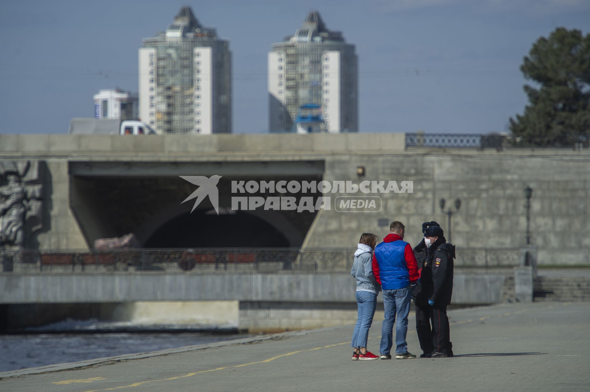 Екатеринбург. Сотрудники полиции проводят разъяснительную беседу с горожанами, о необходимости соблюдения режима самоизоляции, введеного из-за распространения коронавирусной инфекции COVID-19. С 11 апреля 2020 г на территории Свердловской области введены штрафы для нарушителей режимв самоизоляции