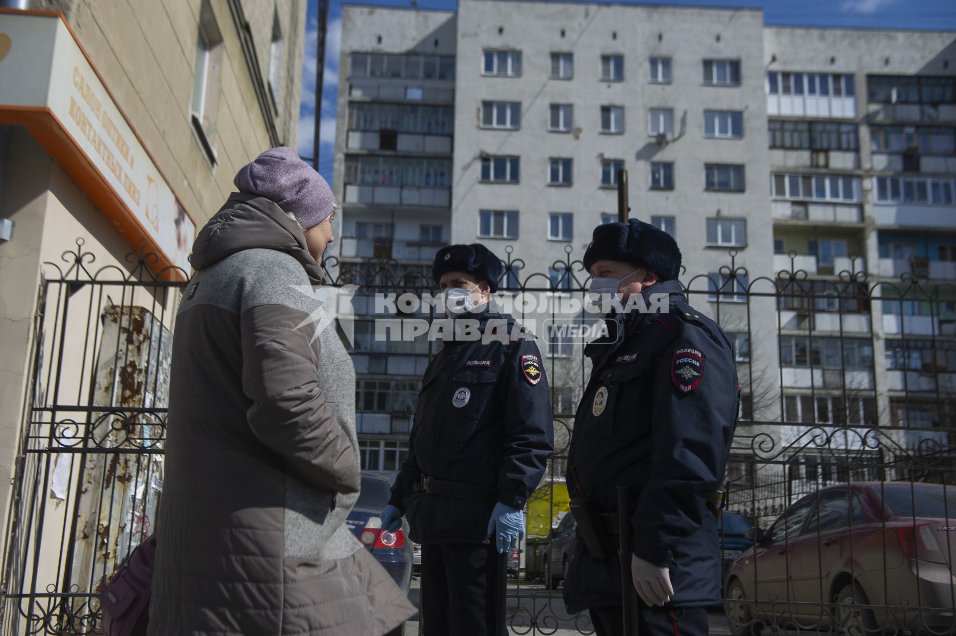 Екатеринбург. Сотрудники полиции проводят разъяснительную беседу с горожанами, о необходимости соблюдения режима самоизоляции, введеного из-за распространения коронавирусной инфекции COVID-19. С 11 апреля 2020 г на территории Свердловской области введены штрафы для нарушителей режимв самоизоляции