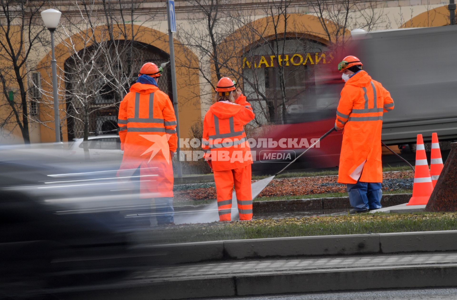 Москва. Сотрудники коммунальных служб дезинфицируют тротуары.