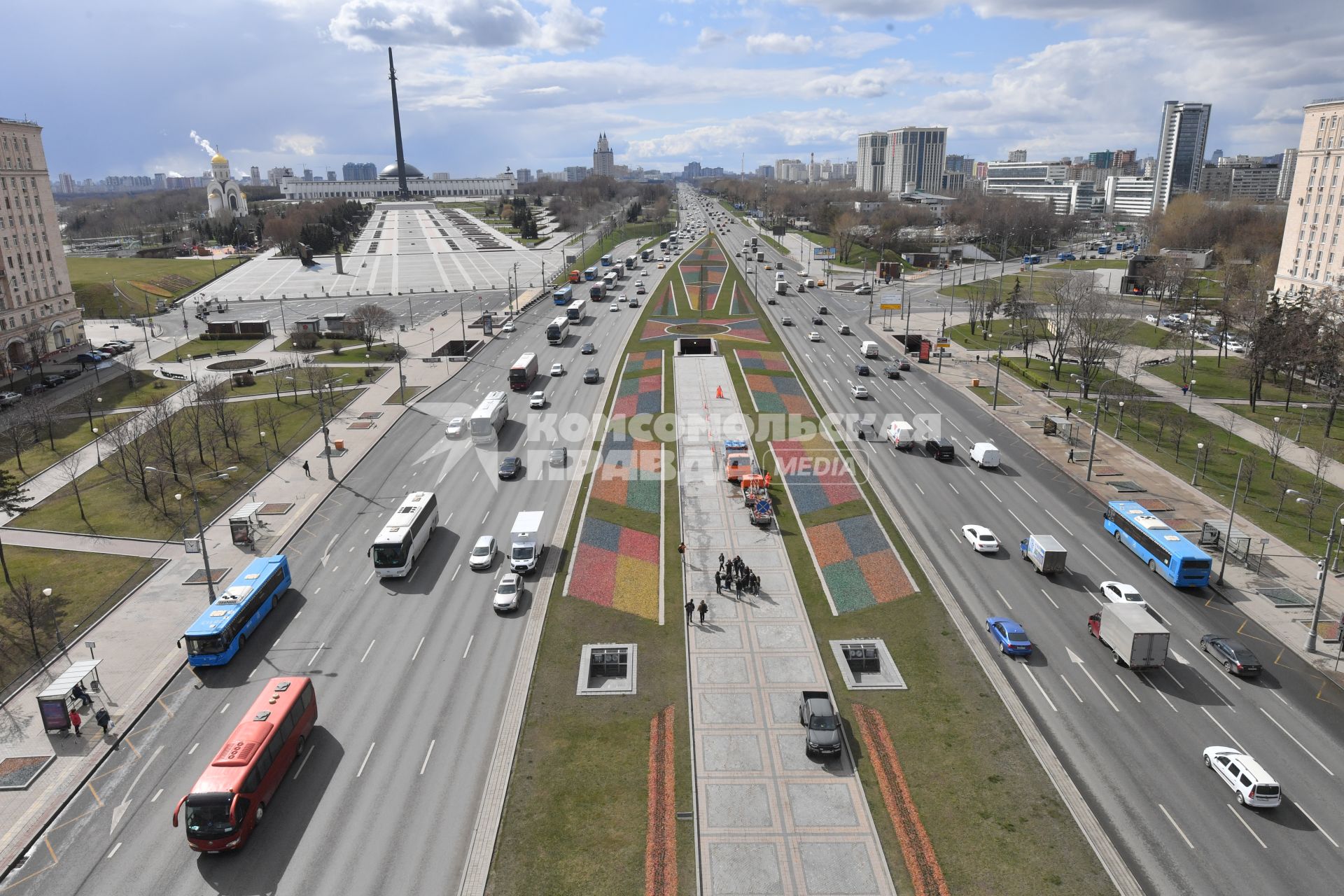 Москва. Автомобильное движение на Кутузовском проспекте.